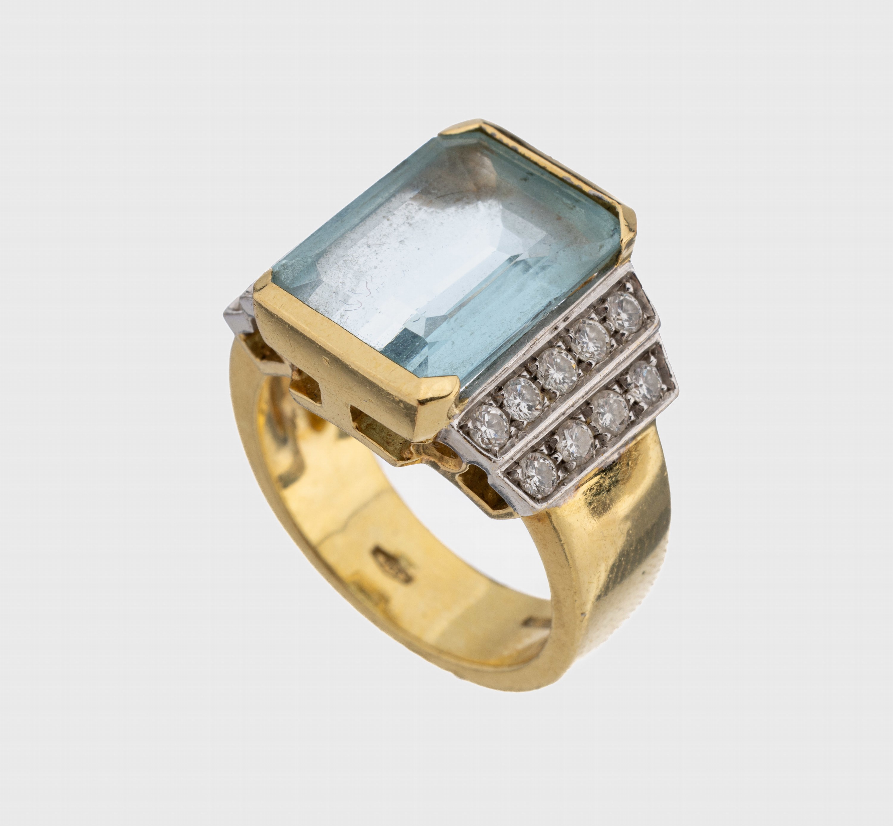 18 kt Gold Aquamarin-Brillant-Ring, GG/WG 750/000, massive qualitätvolle Verarbeitung, Aquamarin im Treppenschliff ca. 10.0 ct, Ringschultern WG 18 ...
