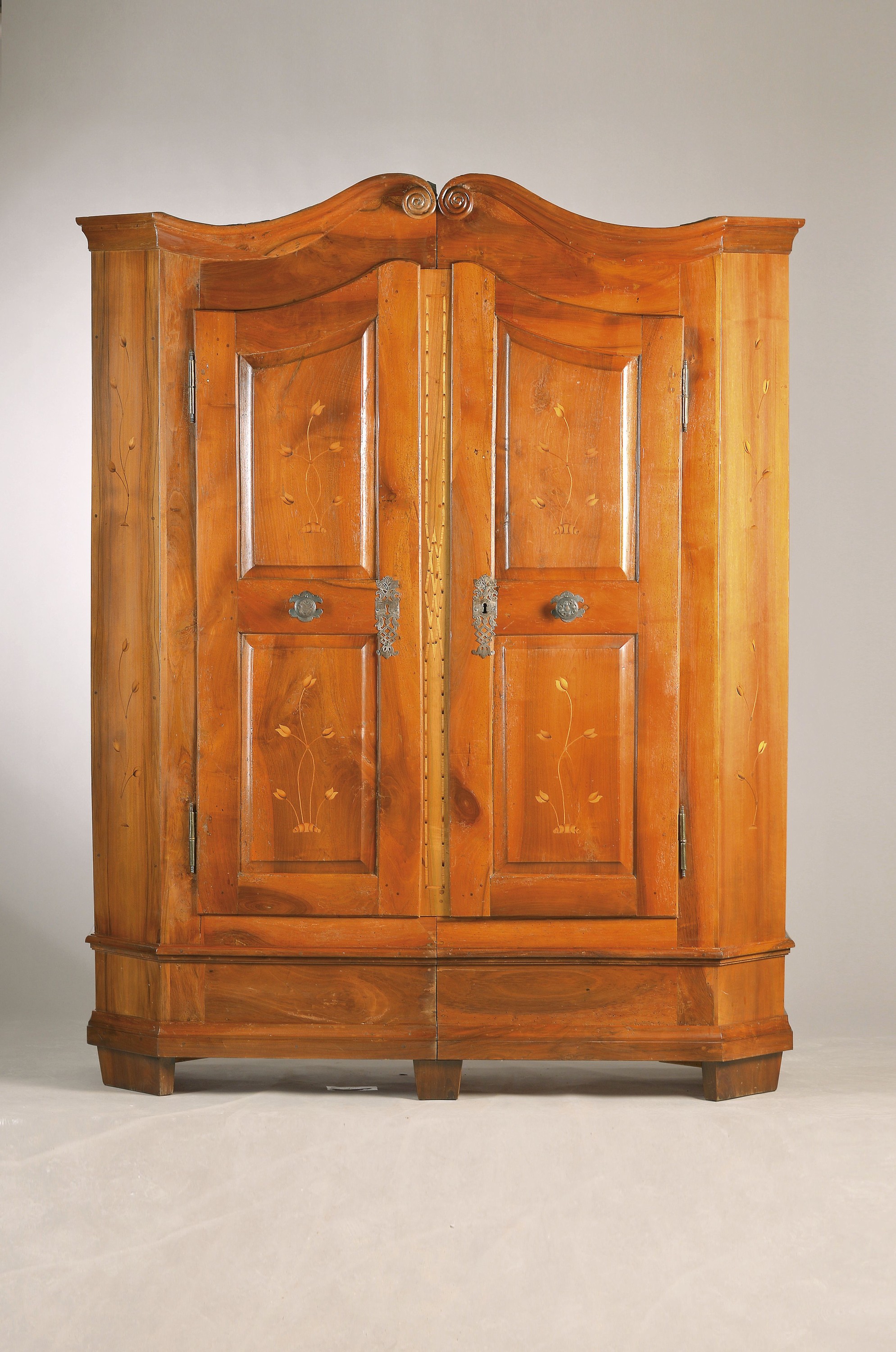 Bodenseeschrank, um 1800, Nußbaum massiv, zweitürig, auf Rahmen gearbeitet, kassettiert, umgebaut, Türen mit floralen Dekorationen intarsiert, ...