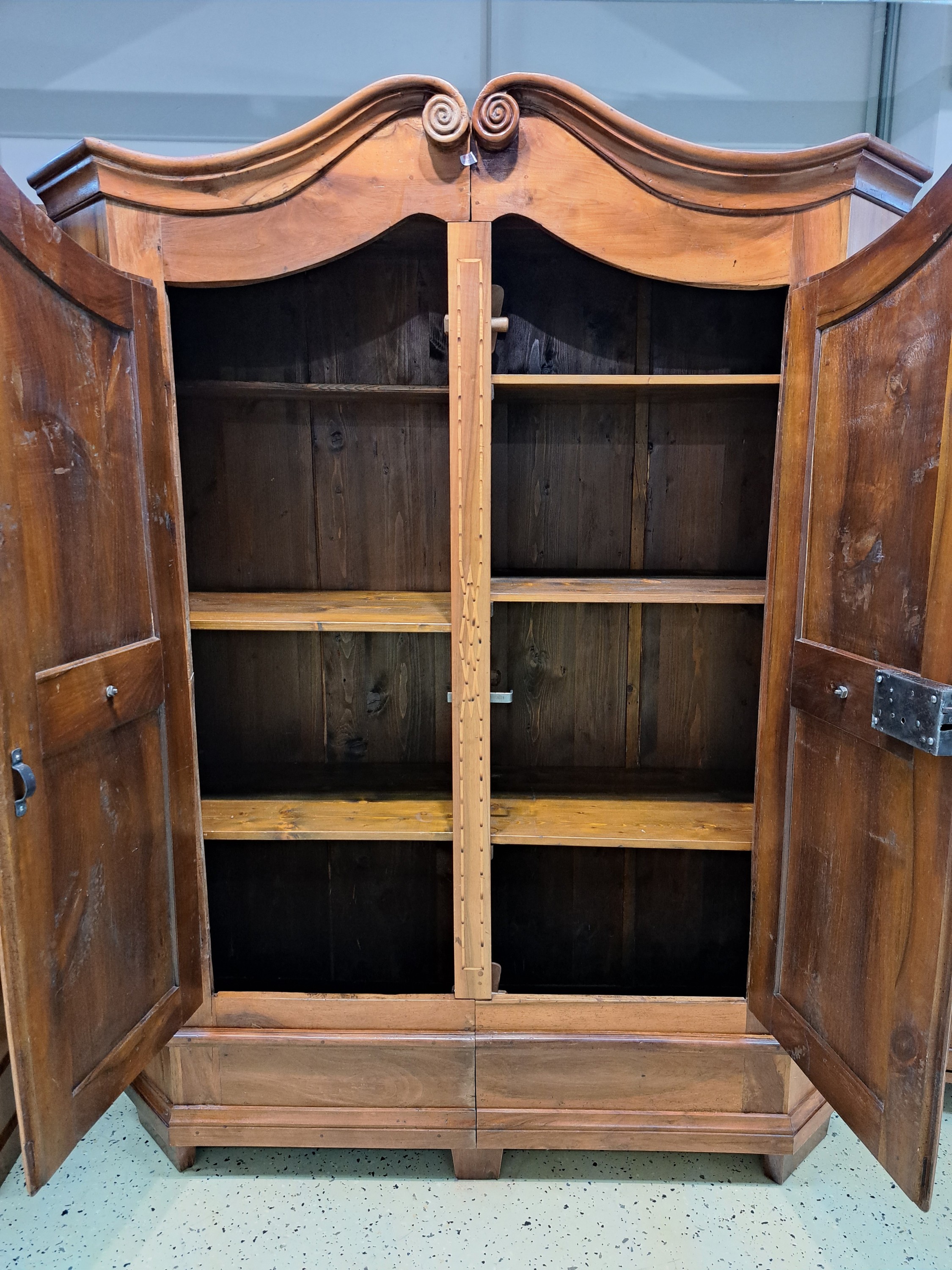 Detail a: Bodenseeschrank, um 1800, Nußbaum massiv, zweitürig, auf Rahmen gearbeitet, kassettiert, umgebaut, Türen mit floralen Dekorationen intarsiert, ...