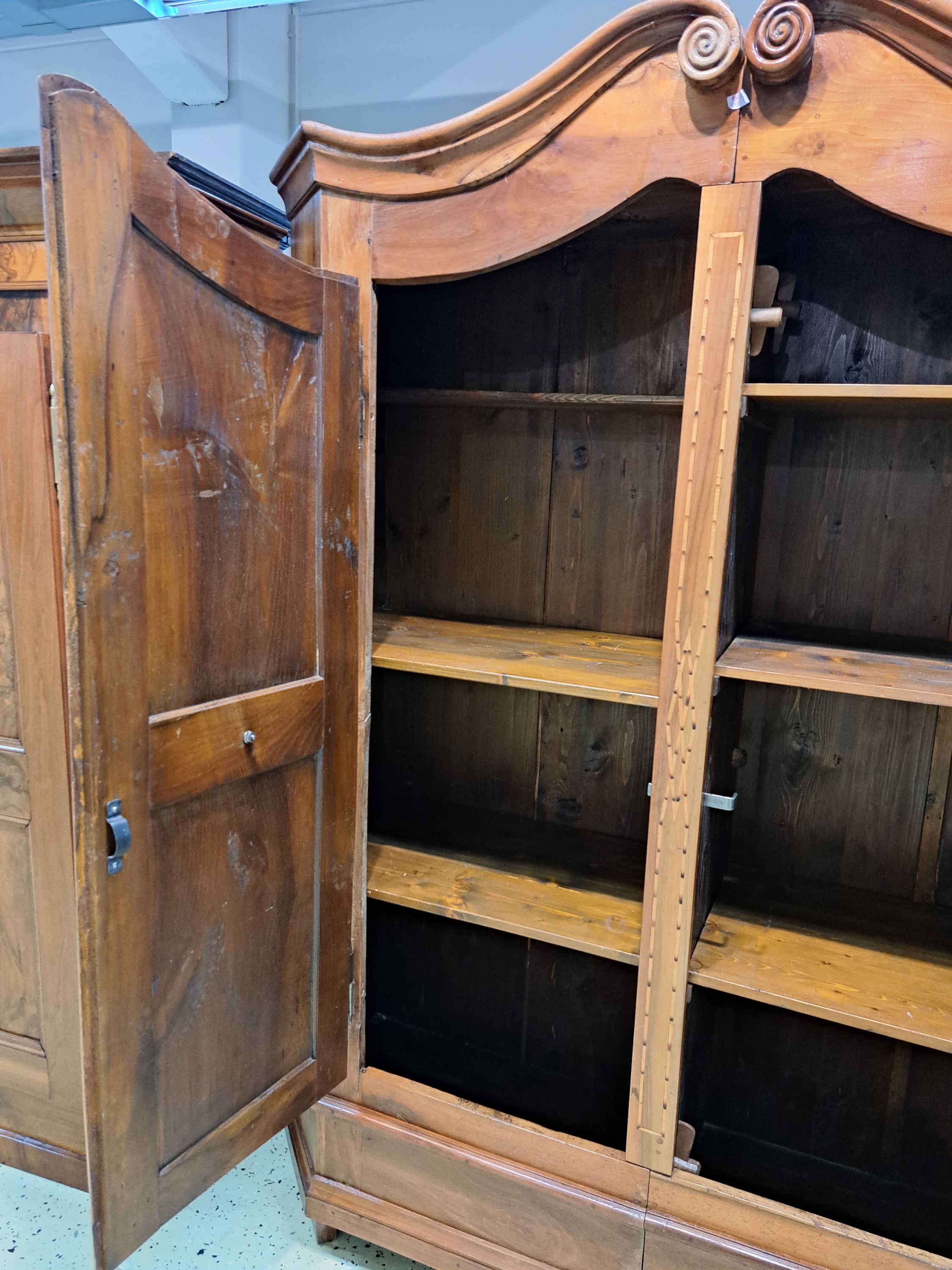Detail b: Bodenseeschrank, um 1800, Nußbaum massiv, zweitürig, auf Rahmen gearbeitet, kassettiert, umgebaut, Türen mit floralen Dekorationen intarsiert, ...