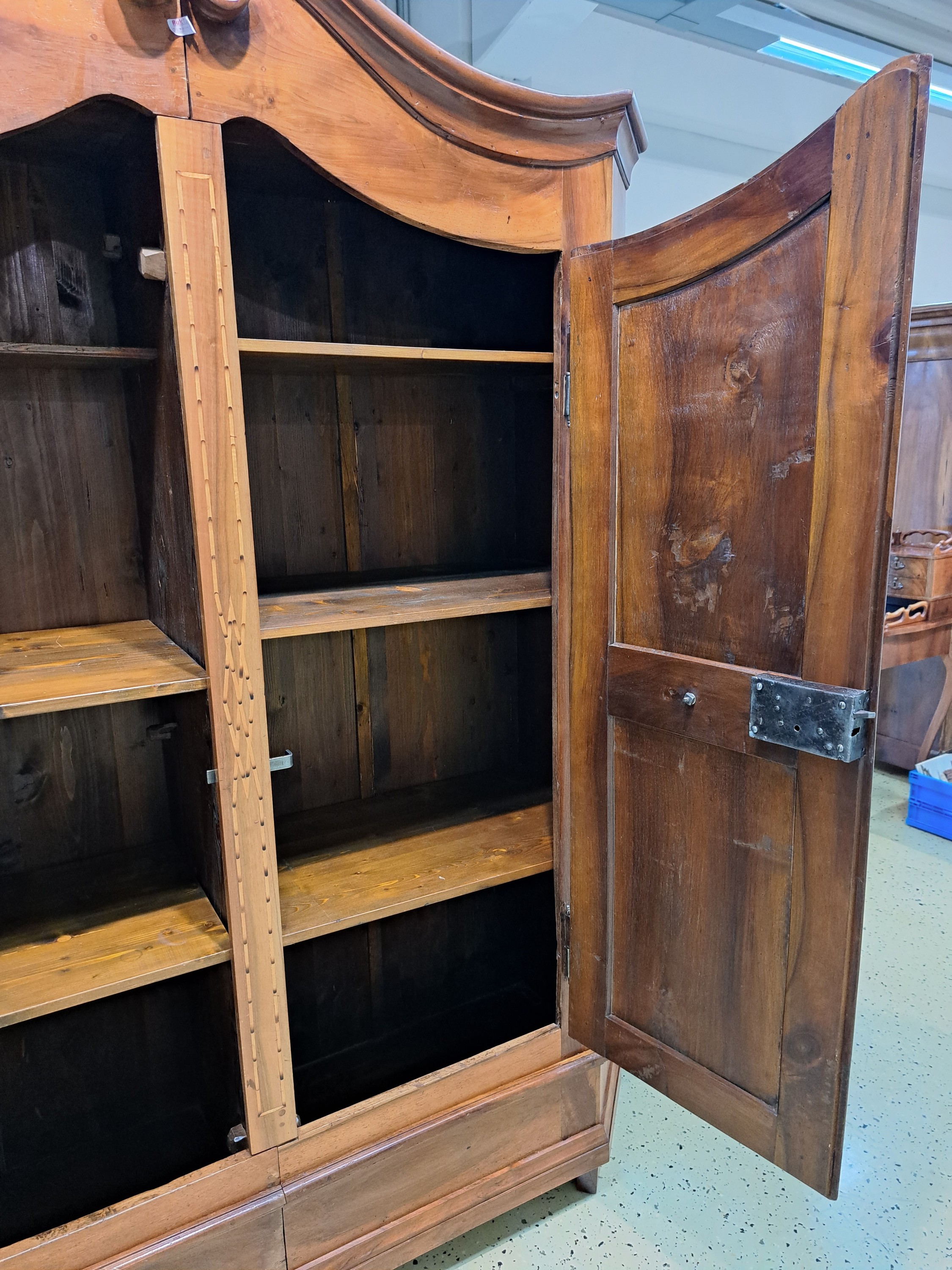 Detail c: Bodenseeschrank, um 1800, Nußbaum massiv, zweitürig, auf Rahmen gearbeitet, kassettiert, umgebaut, Türen mit floralen Dekorationen intarsiert, ...