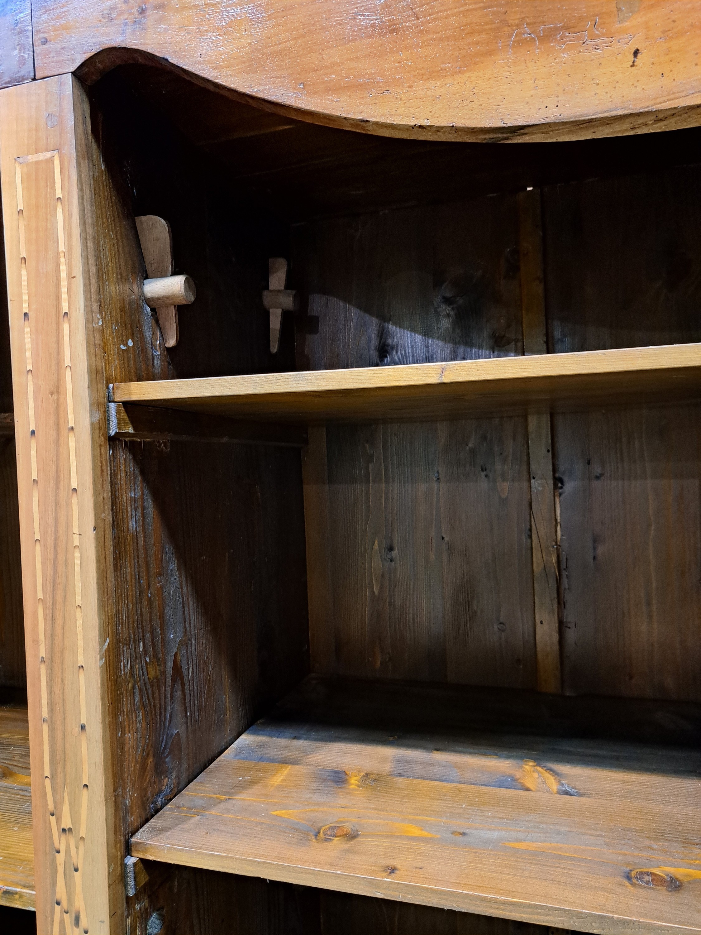 Detail d: Bodenseeschrank, um 1800, Nußbaum massiv, zweitürig, auf Rahmen gearbeitet, kassettiert, umgebaut, Türen mit floralen Dekorationen intarsiert, ...