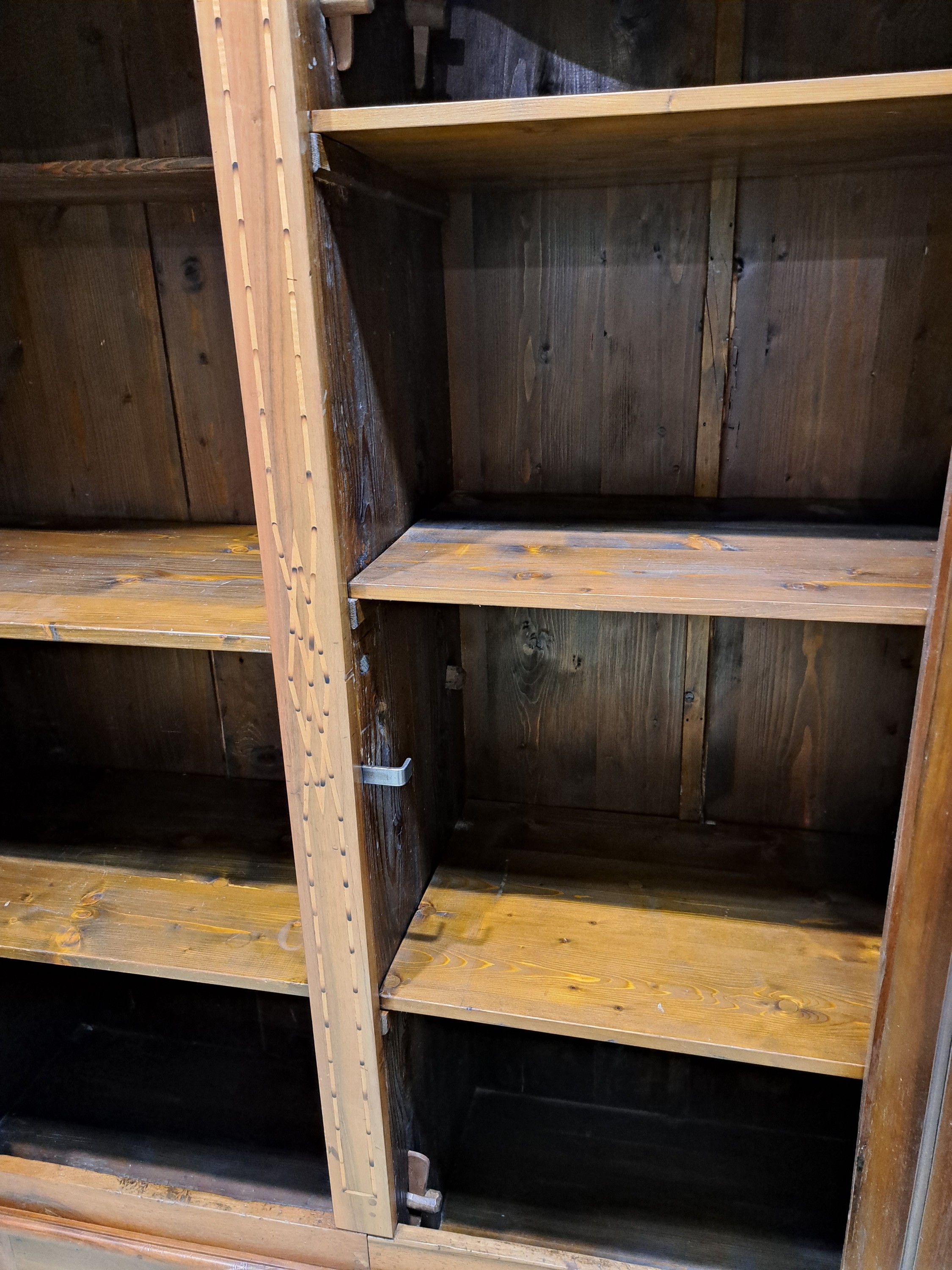 Detail e: Bodenseeschrank, um 1800, Nußbaum massiv, zweitürig, auf Rahmen gearbeitet, kassettiert, umgebaut, Türen mit floralen Dekorationen intarsiert, ...