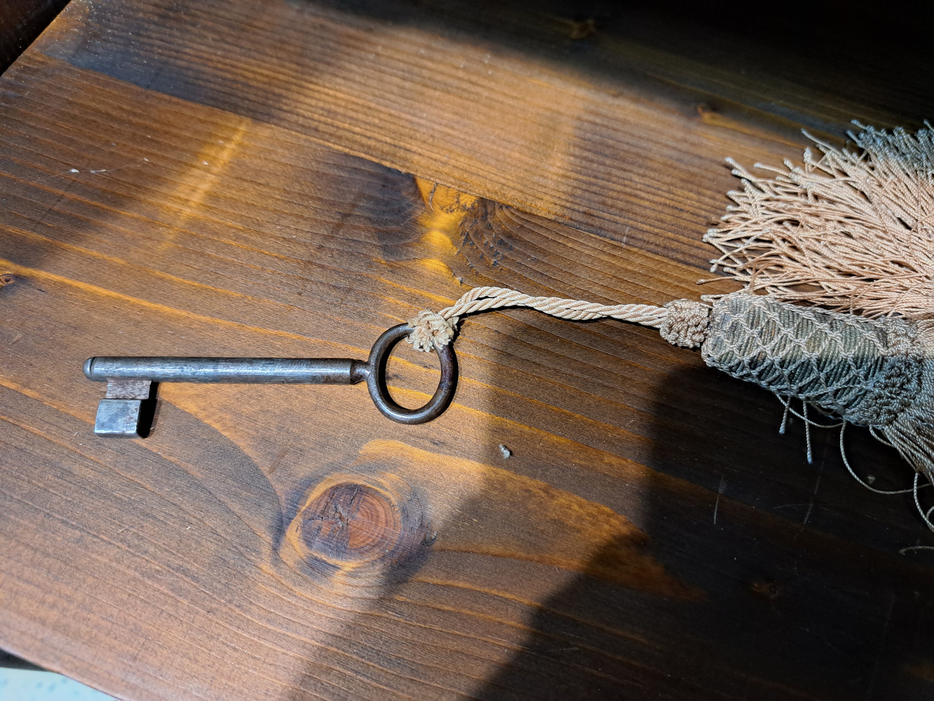 Detail h: Bodenseeschrank, um 1800, Nußbaum massiv, zweitürig, auf Rahmen gearbeitet, kassettiert, umgebaut, Türen mit floralen Dekorationen intarsiert, ...