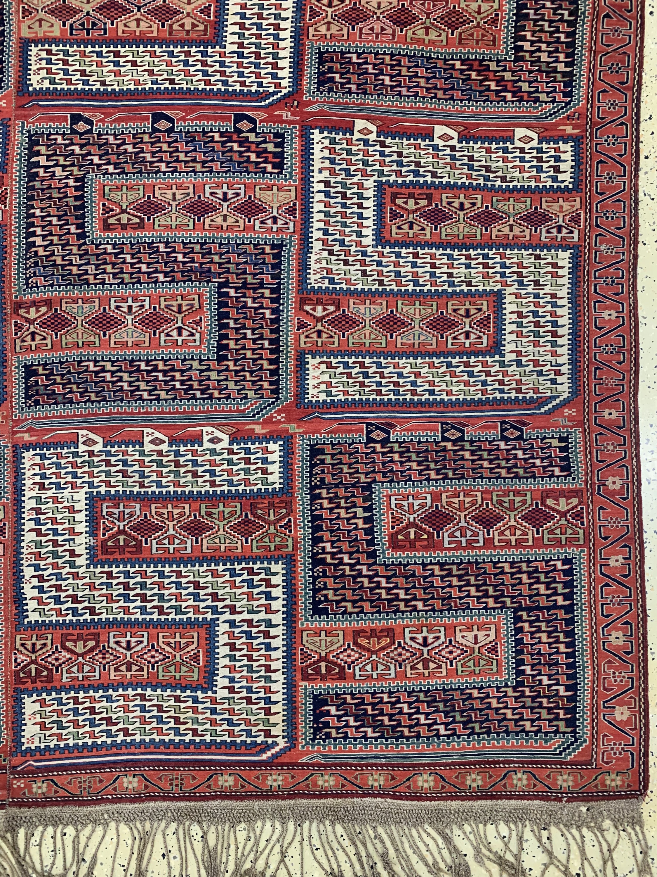 Detail a: Sileh Sumakh antik, Kaukasus, 19.Jhd, Wolle auf Wolle, ca. 400 x 250 cm, (2 Bahnig),EHZ: 2, flachgewebe mit S-Drachenmuster, selten in Übergröße ...