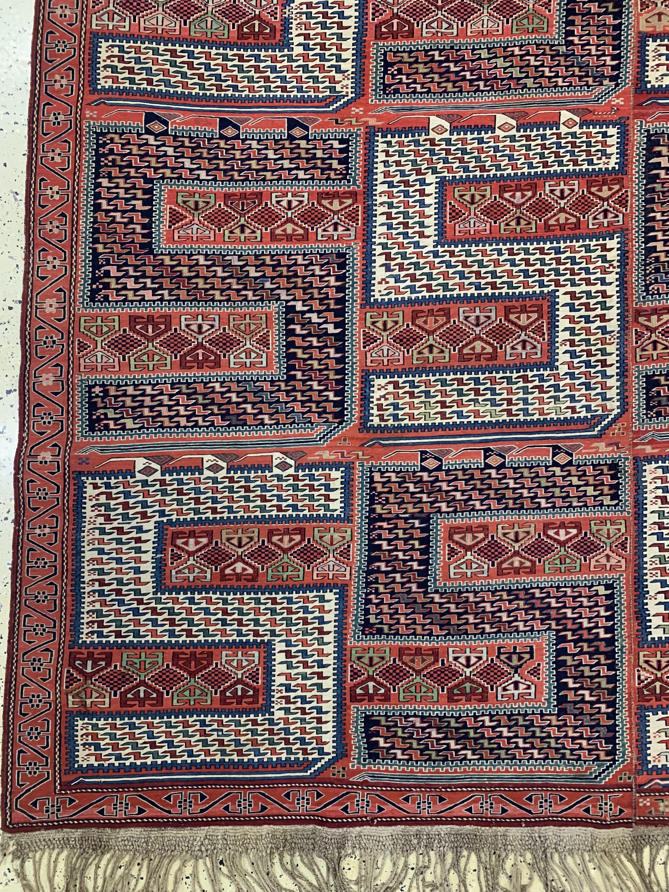 Detail b: Sileh Sumakh antik, Kaukasus, 19.Jhd, Wolle auf Wolle, ca. 400 x 250 cm, (2 Bahnig),EHZ: 2, flachgewebe mit S-Drachenmuster, selten in Übergröße ...