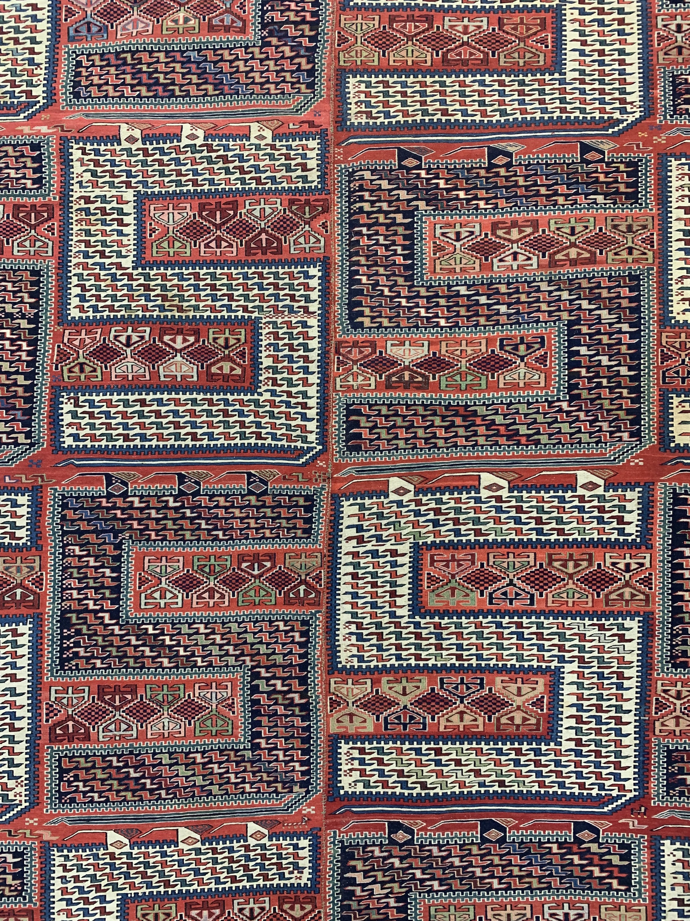 Detail c: Sileh Sumakh antik, Kaukasus, 19.Jhd, Wolle auf Wolle, ca. 400 x 250 cm, (2 Bahnig),EHZ: 2, flachgewebe mit S-Drachenmuster, selten in Übergröße ...