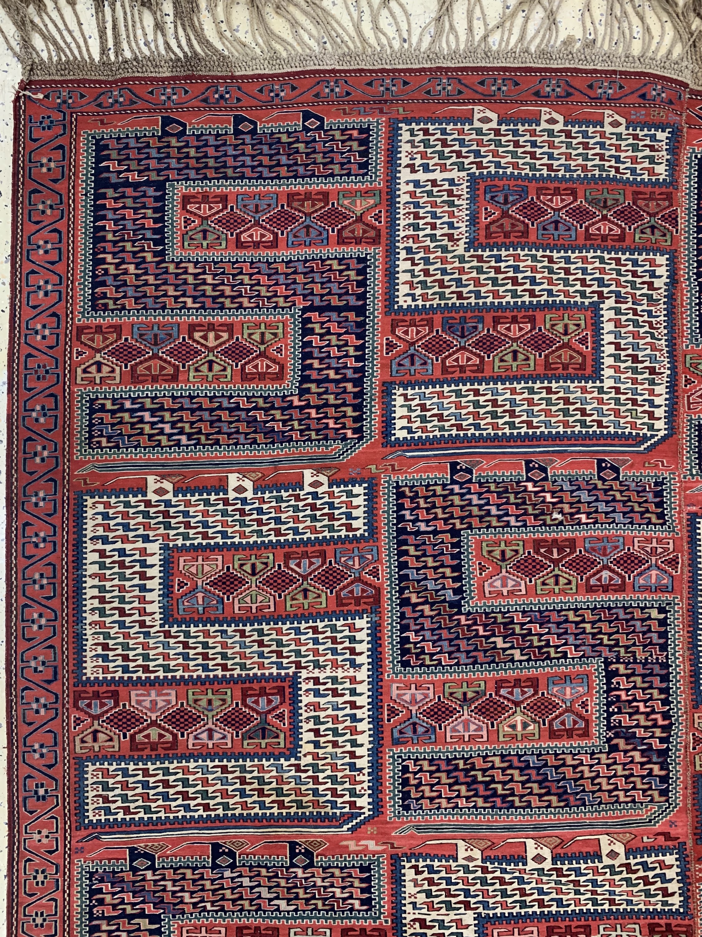 Detail d: Sileh Sumakh antik, Kaukasus, 19.Jhd, Wolle auf Wolle, ca. 400 x 250 cm, (2 Bahnig),EHZ: 2, flachgewebe mit S-Drachenmuster, selten in Übergröße ...