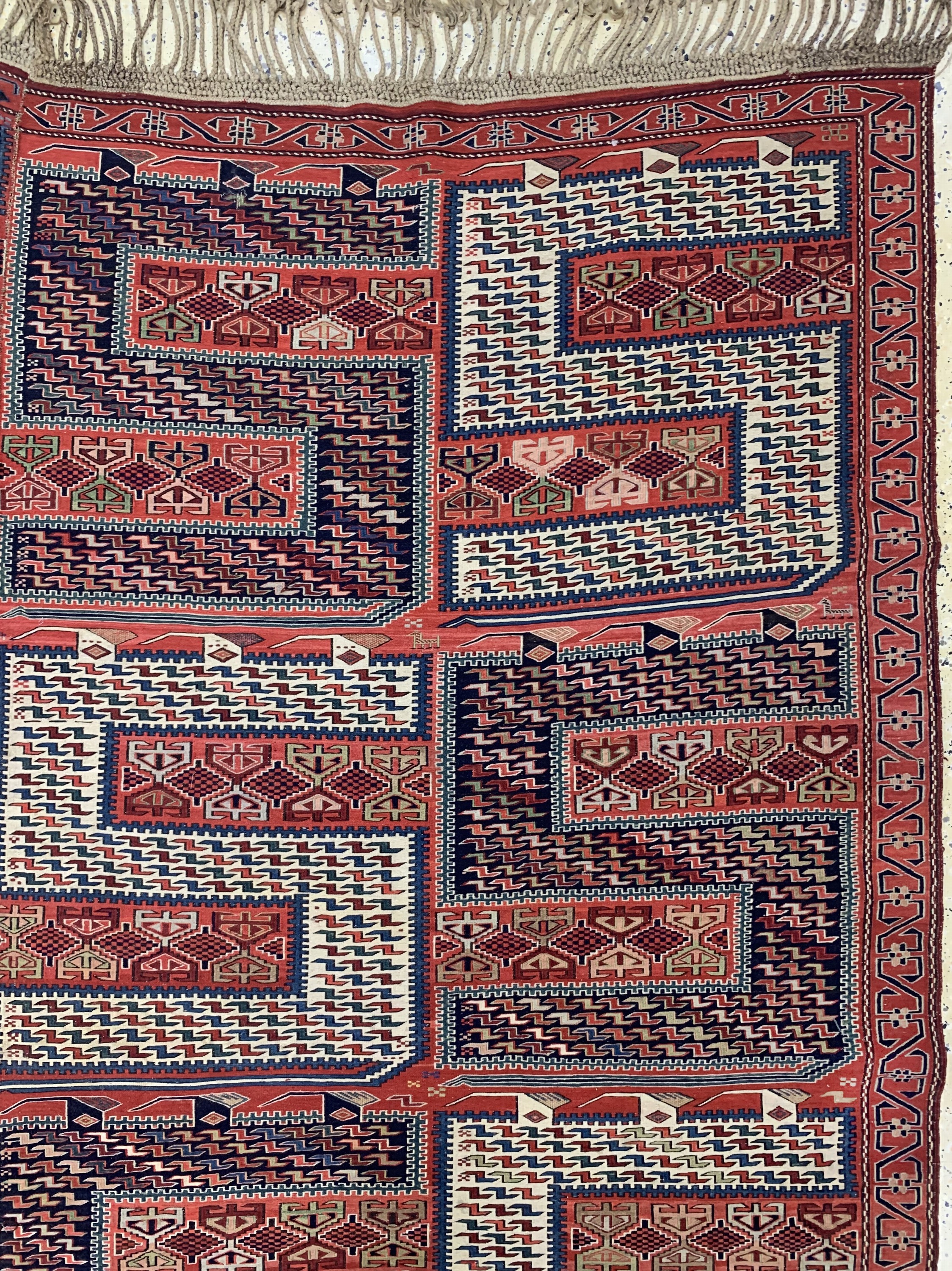 Detail e: Sileh Sumakh antik, Kaukasus, 19.Jhd, Wolle auf Wolle, ca. 400 x 250 cm, (2 Bahnig),EHZ: 2, flachgewebe mit S-Drachenmuster, selten in Übergröße ...