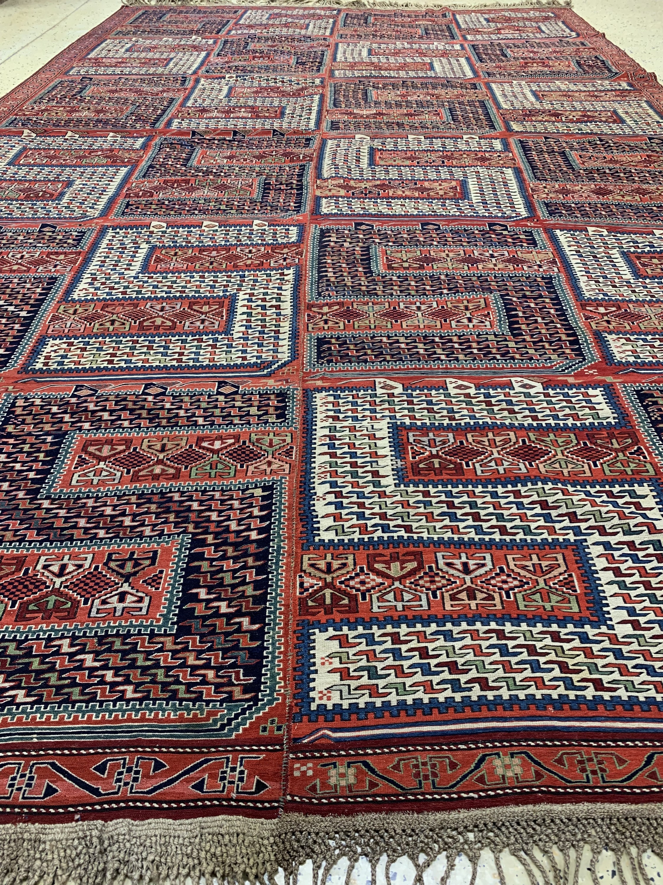 Detail f: Sileh Sumakh antik, Kaukasus, 19.Jhd, Wolle auf Wolle, ca. 400 x 250 cm, (2 Bahnig),EHZ: 2, flachgewebe mit S-Drachenmuster, selten in Übergröße ...