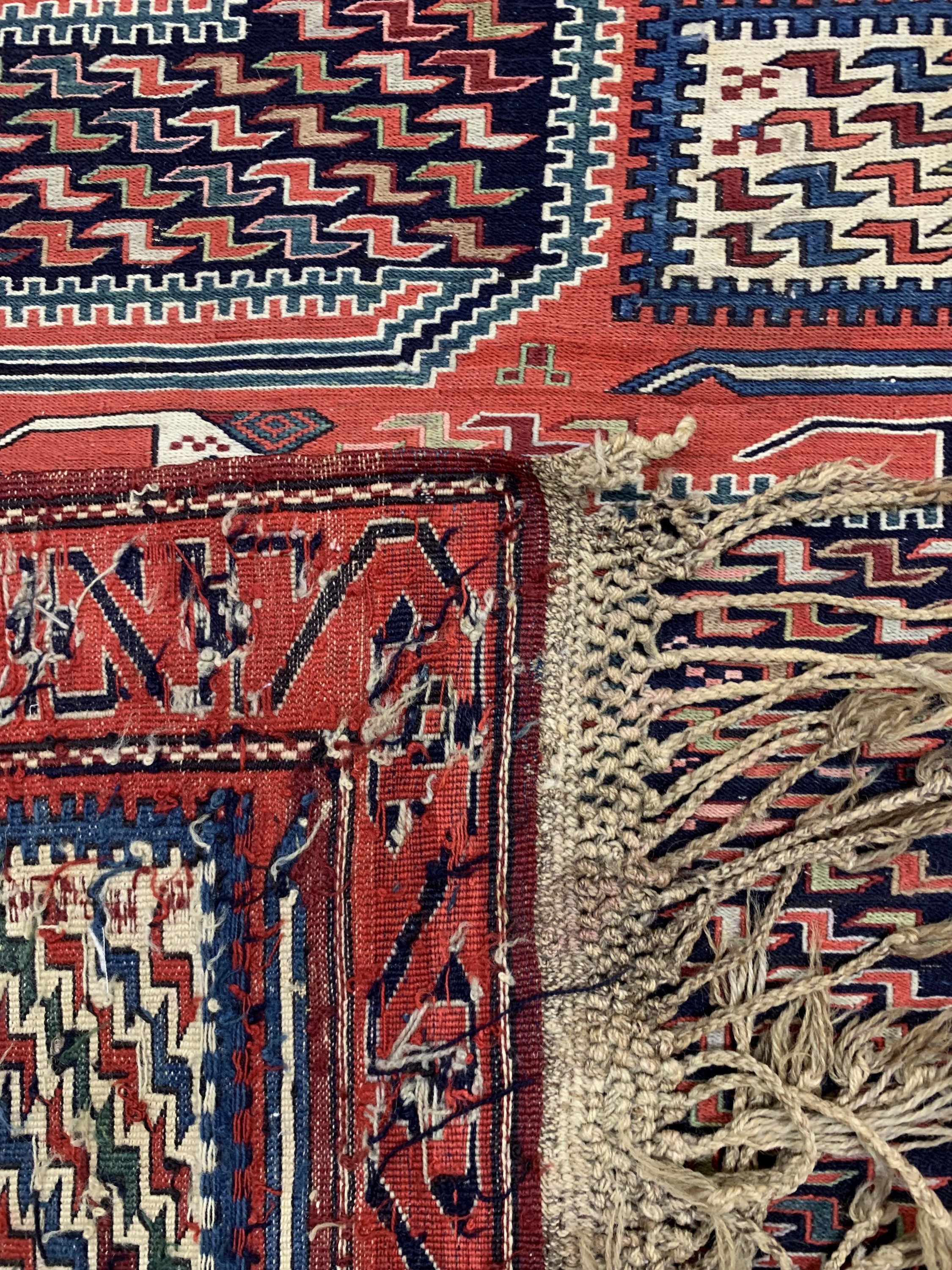 Detail g: Sileh Sumakh antik, Kaukasus, 19.Jhd, Wolle auf Wolle, ca. 400 x 250 cm, (2 Bahnig),EHZ: 2, flachgewebe mit S-Drachenmuster, selten in Übergröße ...