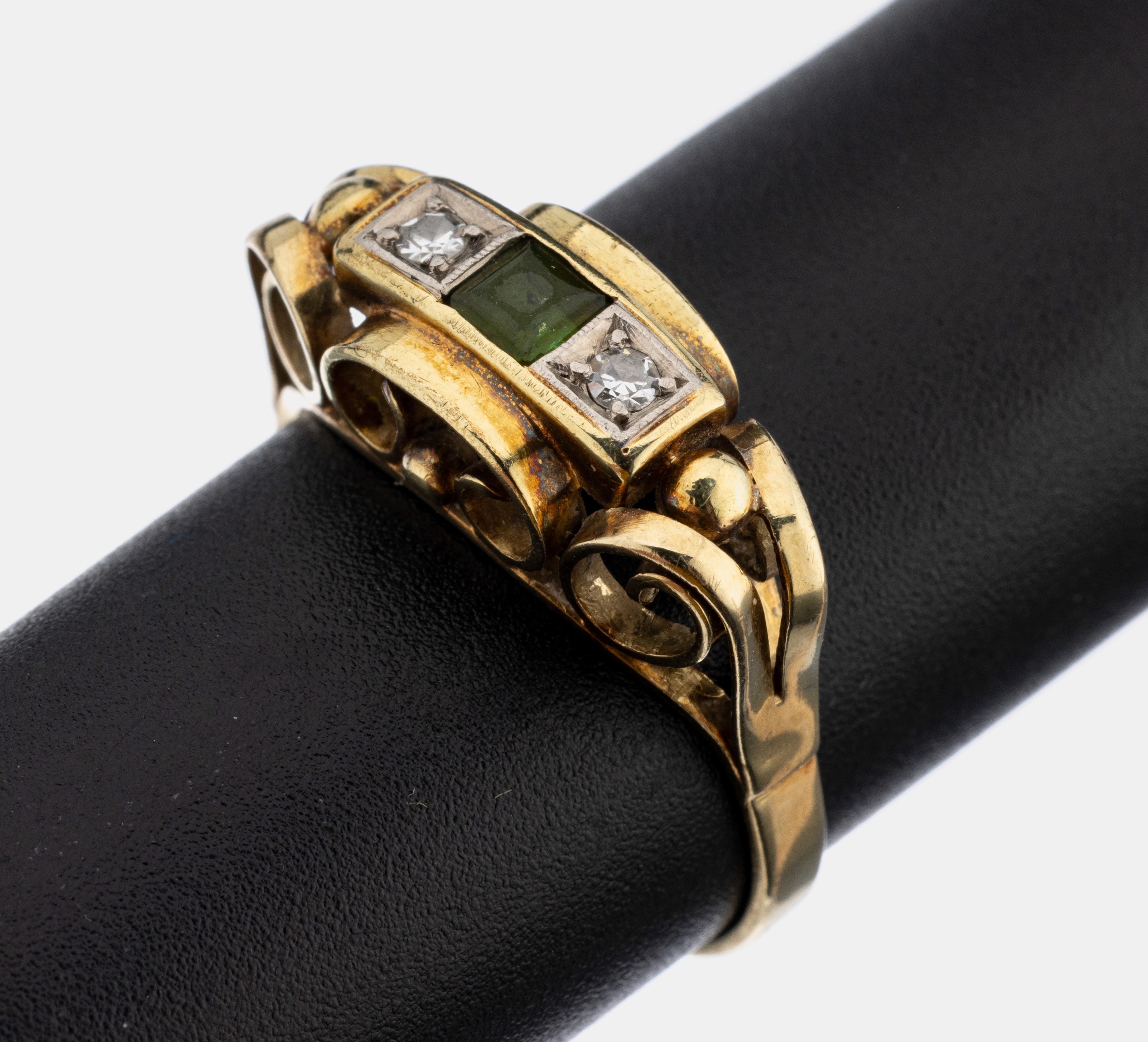 14 kt Gold Turmalin-Diamant-Ring, GG 585/000, deutsch um 1930-40er Jahre, Galerie aus geschwungenen Elementen, 2 8/8-Diamanten zus. ca 0.04 ct ...