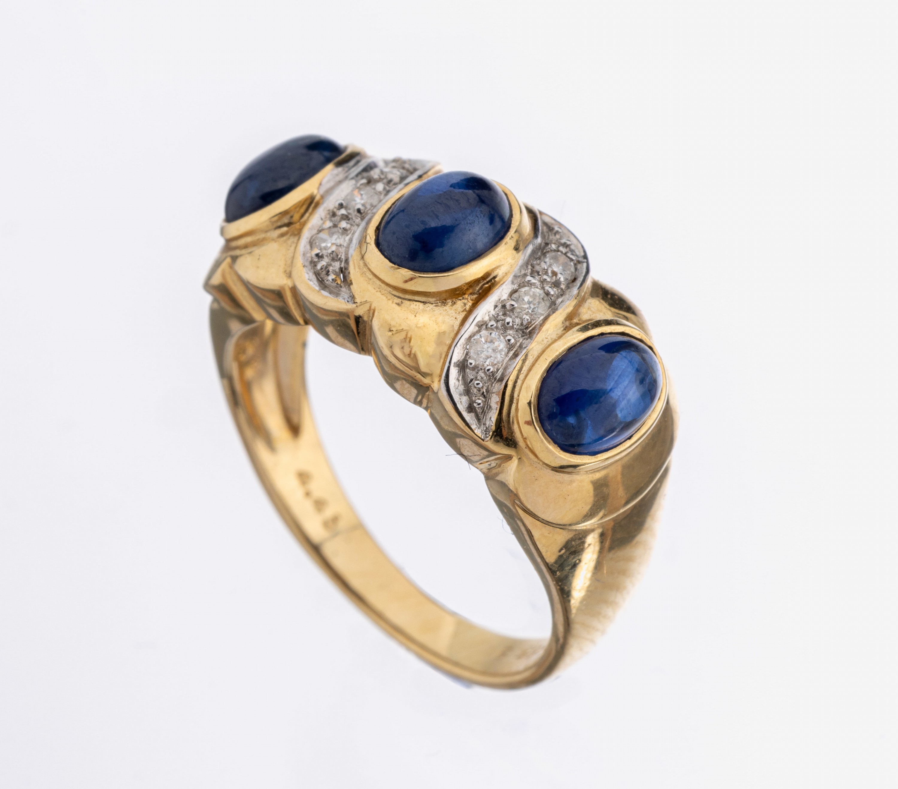 14 kt Gold Ring Saphir-Brillant-Ring, GG/WG585/000, 3 ovale Saphircabochons zus. ca. 4.00 ct, 6 in WG gefasste Brillanten zus. ca. 0.06 ct Weiß/ ...