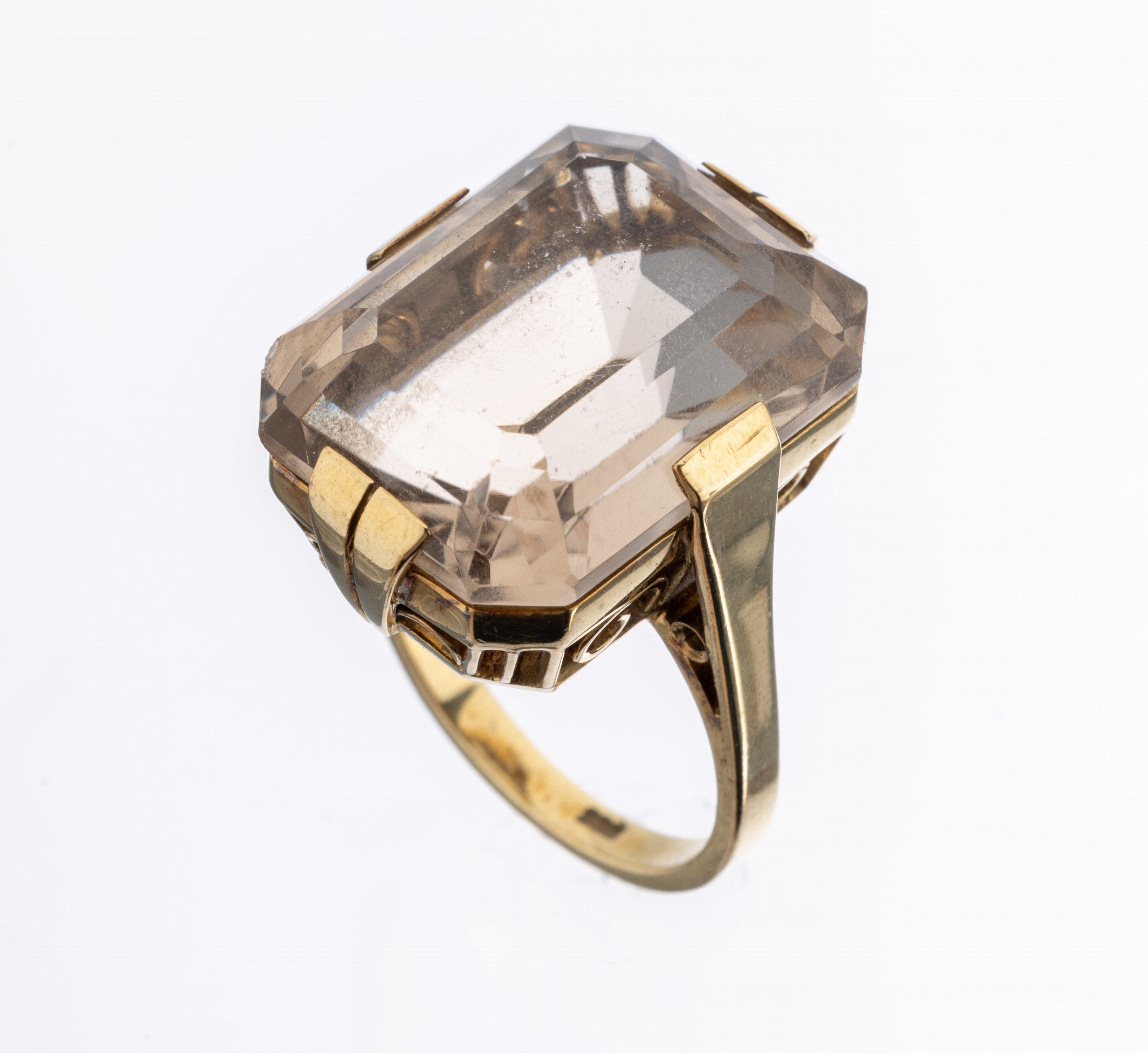 14 kt Gold Rauchquarz-Ring, deutsch um 1940/50, GG 585/000, facett. Quarz, Krappenfassung, mit bogenf. Unterkaderung, ca. 10.8 g, RW 53