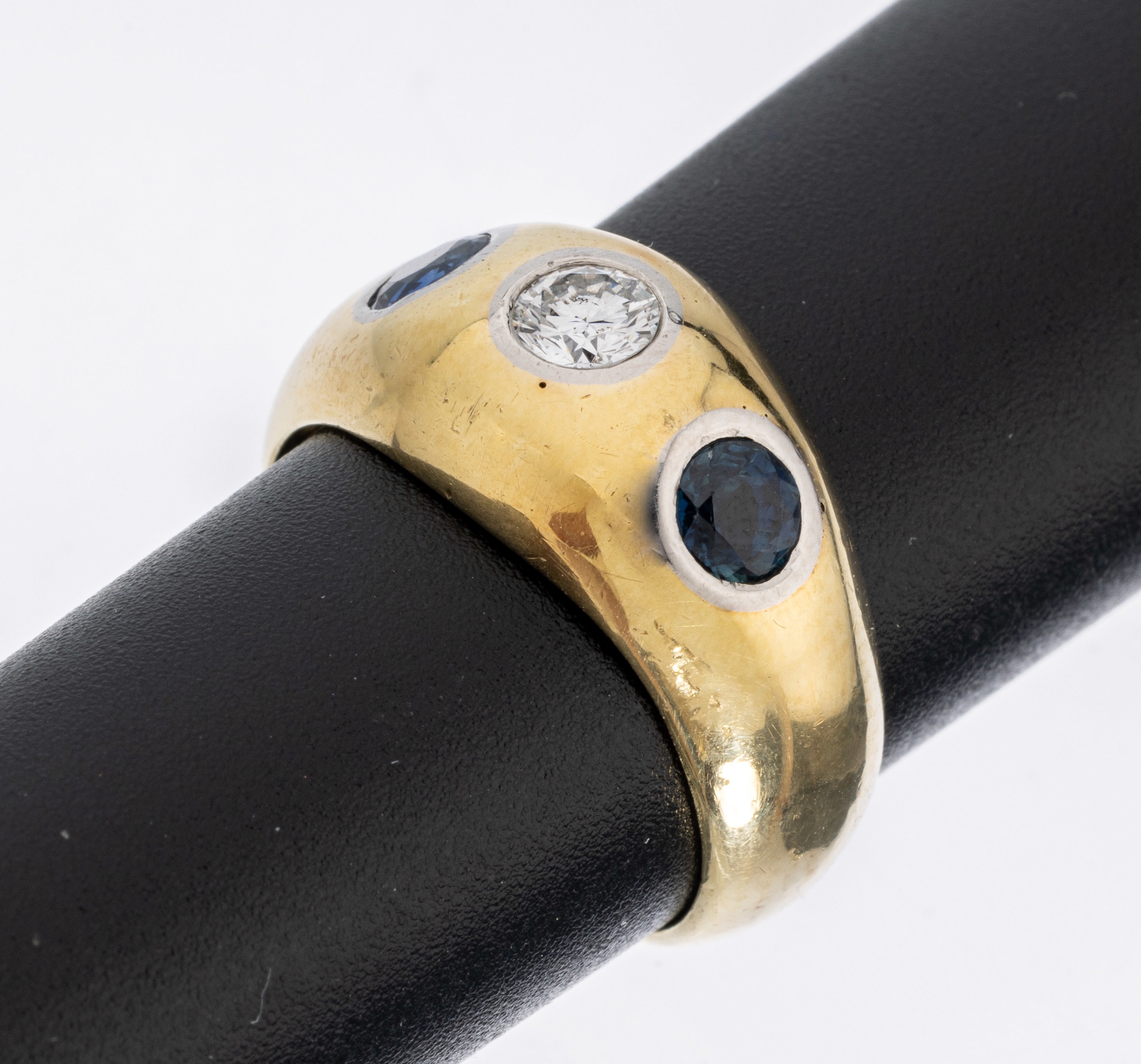 14 kt Gold Brillant-Saphir-Ring, GG 585/000, mittig Brillant ca. 0.20 ct Weiß/si2,2 rundfacett. Saphire zus. ca. 0.30 ct, RW 53, ca. 8.2 g
