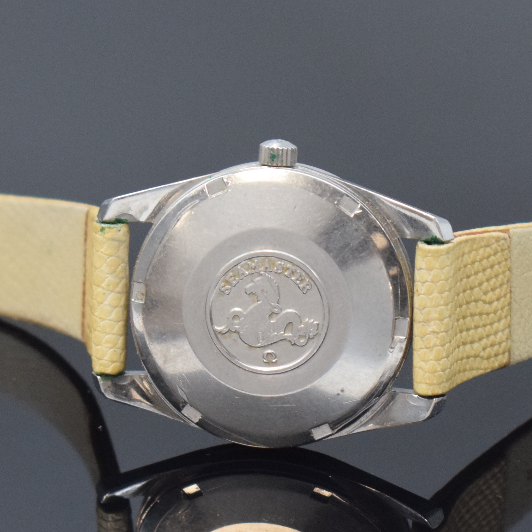 Detail c: OMEGA Seamaster Herrenarmbanduhr Referenz 14701 2 SC, Schweiz um 1961, Automatik, Edelstahlgeh., Boden m. Seepferdchen-Logo geschr., silbernes ...