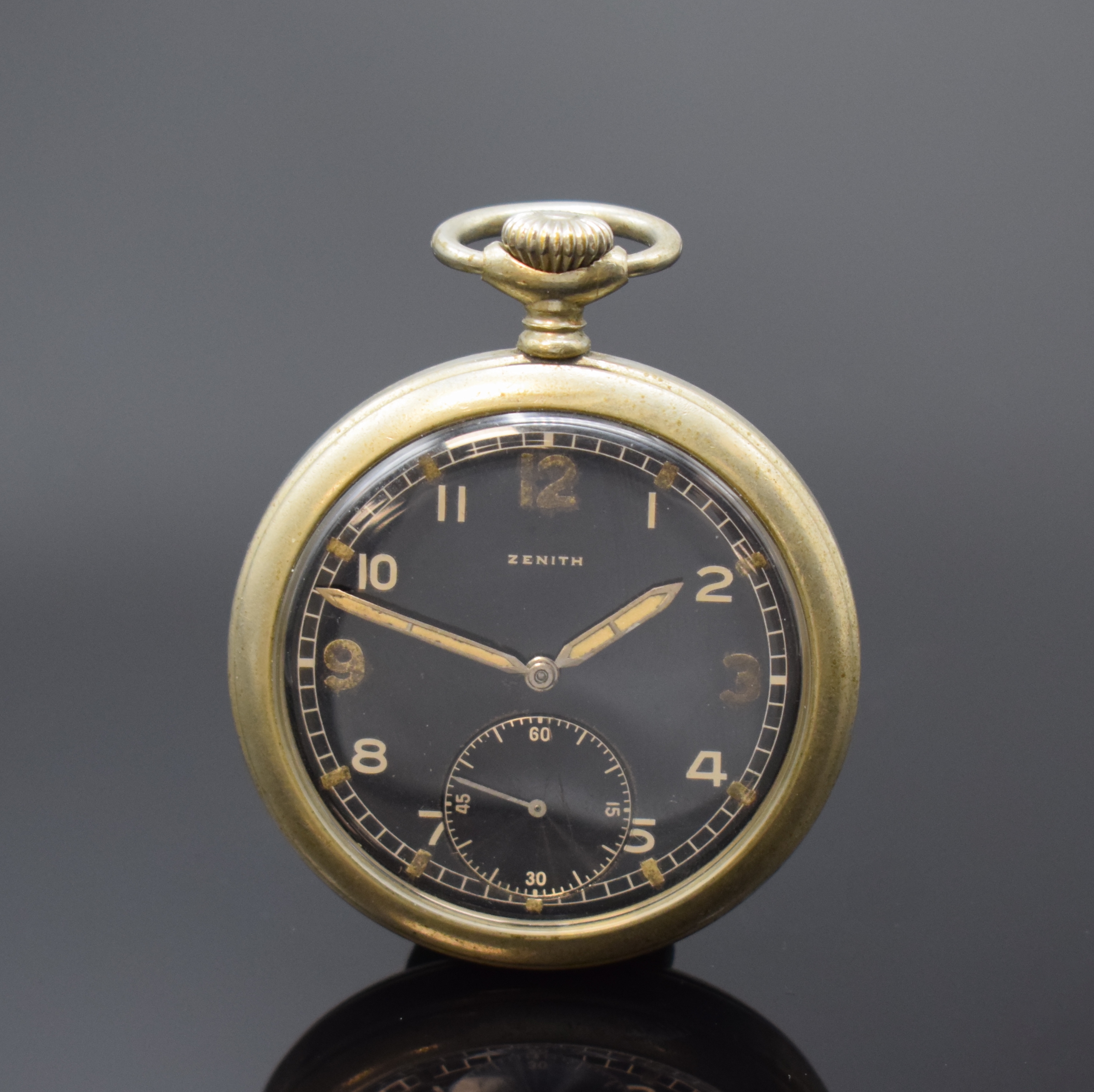 ZENITH militärische Taschenuhr des Deutschen Heeres, Schweiz um 1940, Nickelgeh., verschr. Boden m. Nr. "D. 8407232 H.", schwarzes elox. ...