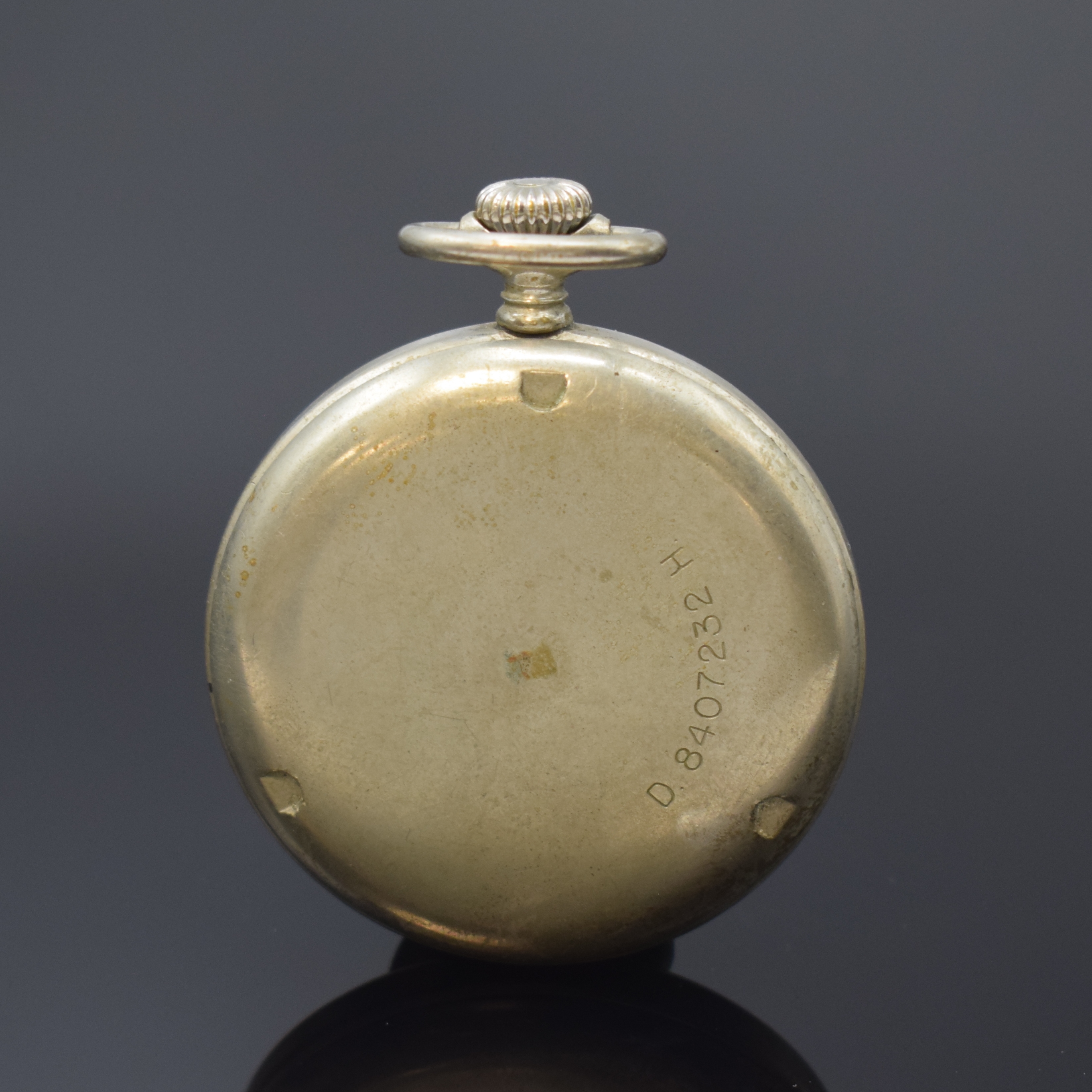 Detail a: ZENITH militärische Taschenuhr des Deutschen Heeres, Schweiz um 1940, Nickelgeh., verschr. Boden m. Nr. "D. 8407232 H.", schwarzes elox. ...