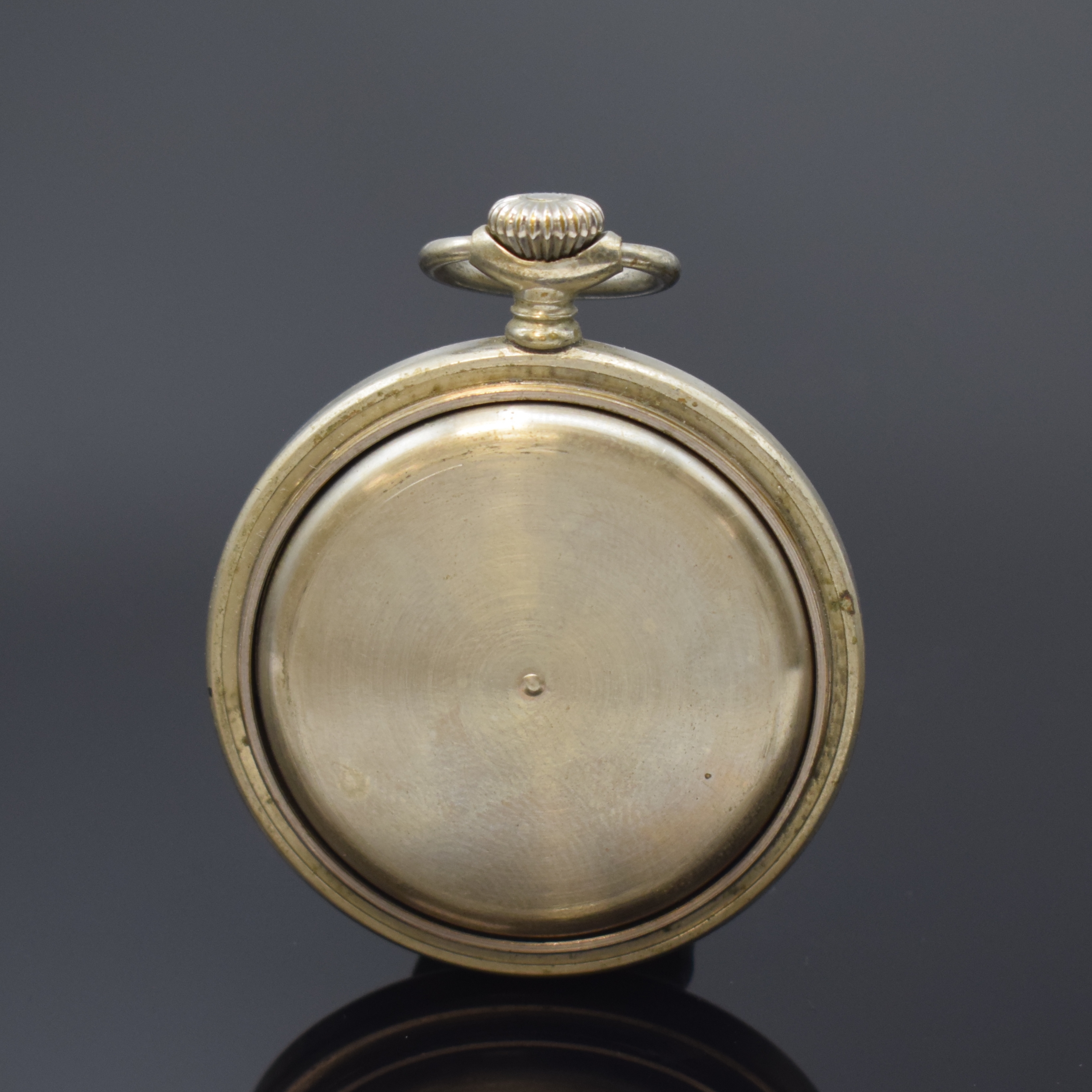 Detail b: ZENITH militärische Taschenuhr des Deutschen Heeres, Schweiz um 1940, Nickelgeh., verschr. Boden m. Nr. "D. 8407232 H.", schwarzes elox. ...