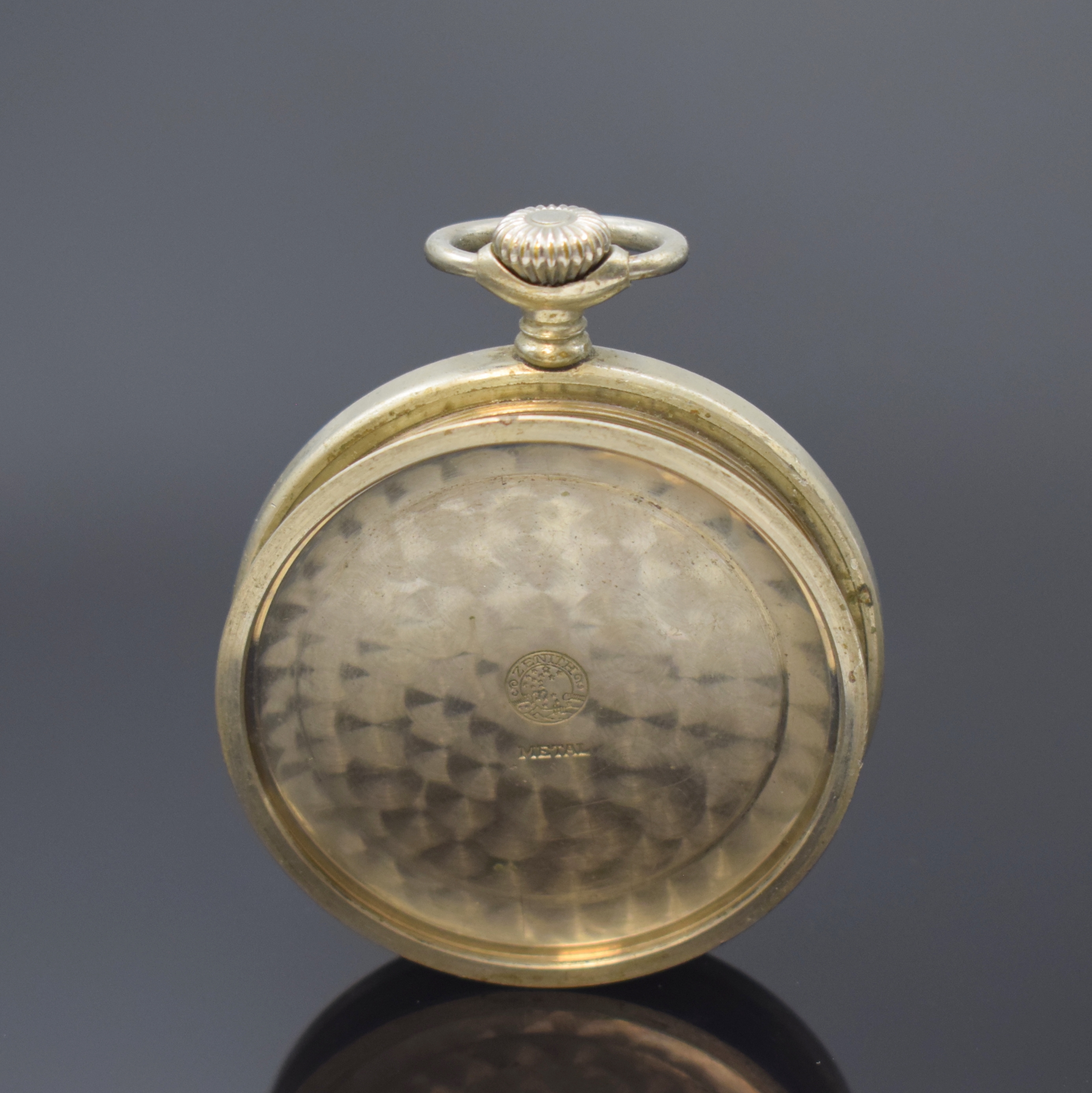 Detail d: ZENITH militärische Taschenuhr des Deutschen Heeres, Schweiz um 1940, Nickelgeh., verschr. Boden m. Nr. "D. 8407232 H.", schwarzes elox. ...
