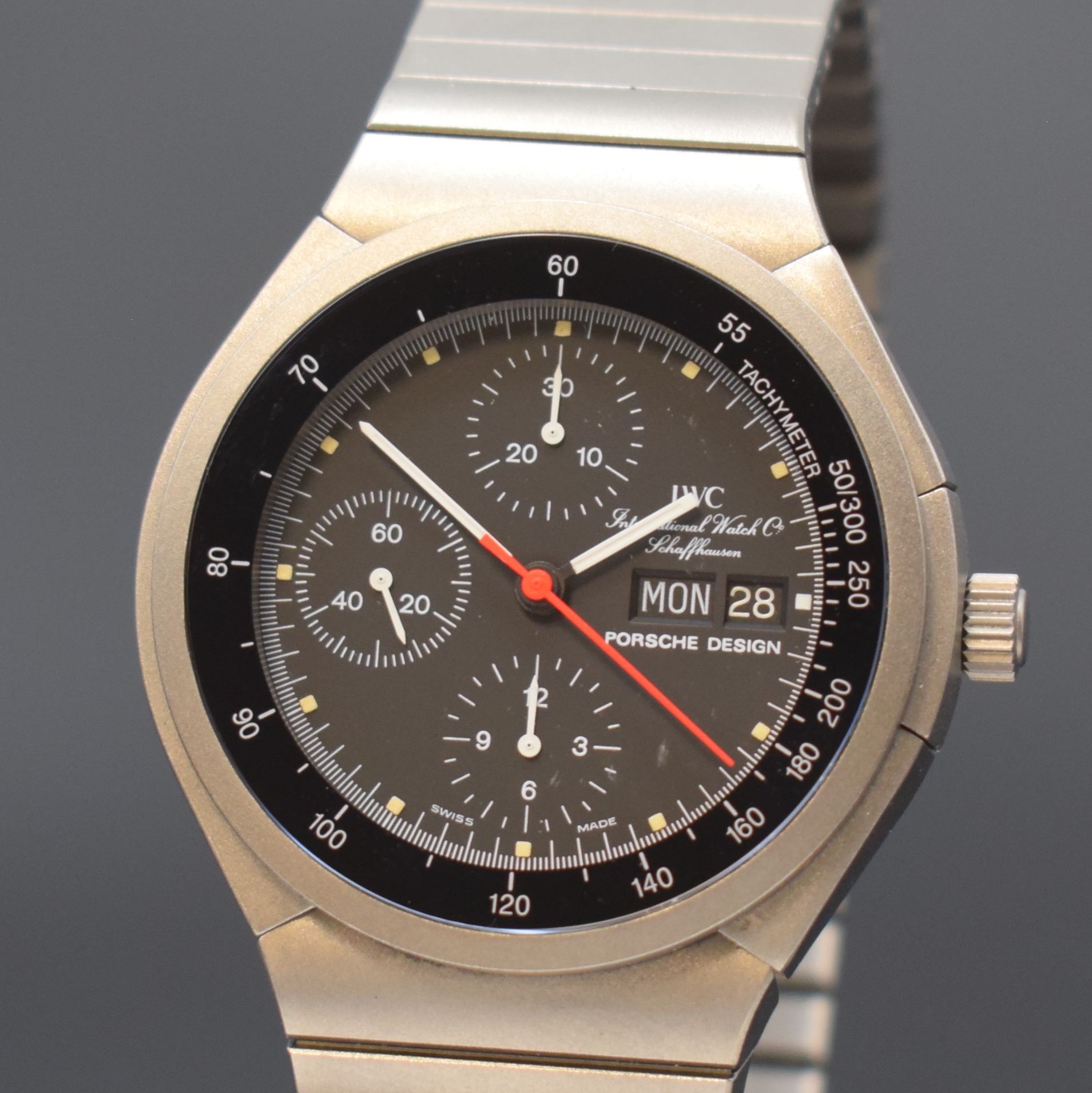 Detail a: IWC Porsche Design Armbandchronograph in Titan Referenz 3702, Schweiz um 1985, Automatik, Boden und Krone verschr., Gliederband m. Faltschl., ...