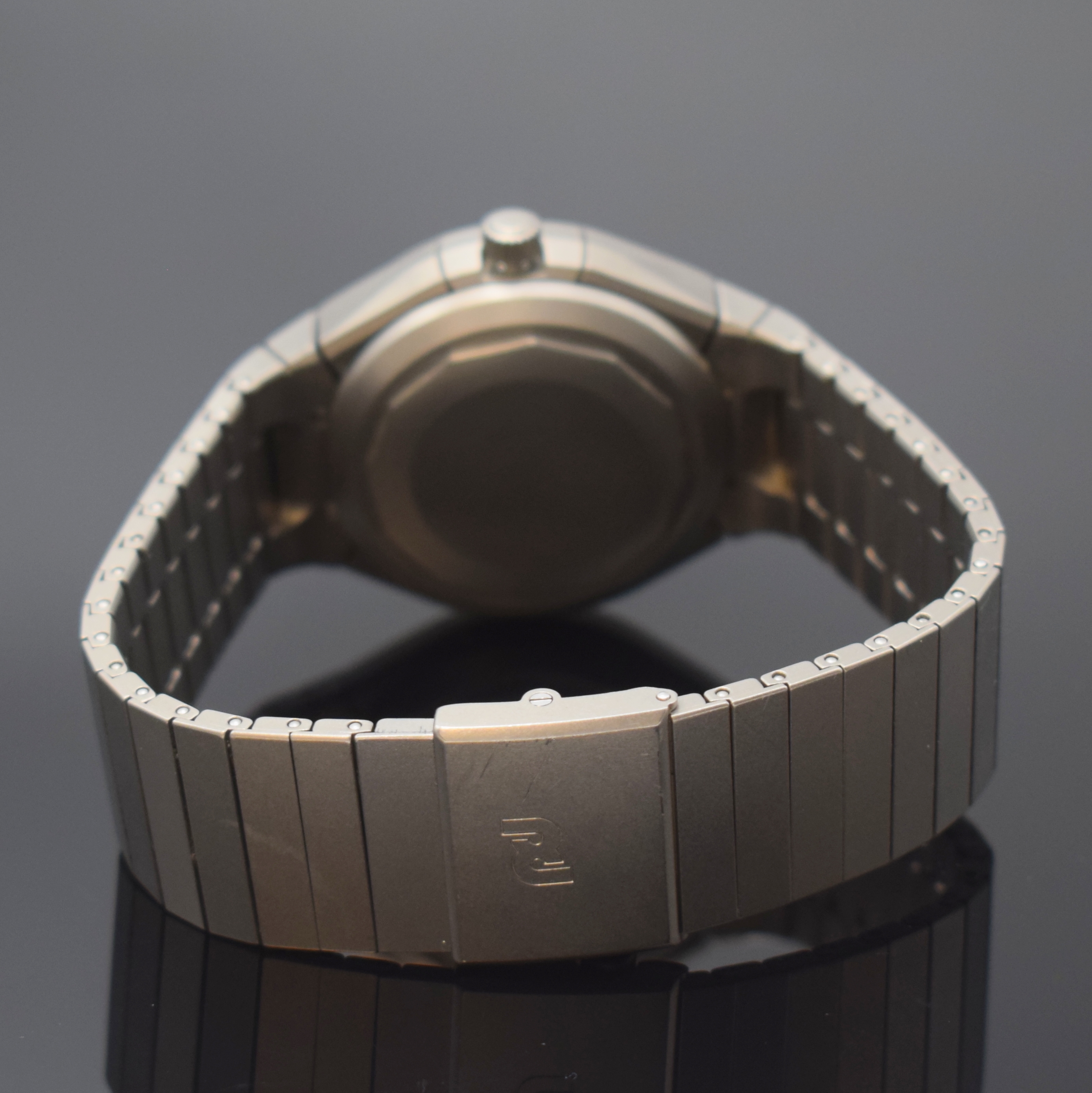 Detail b: IWC Porsche Design Armbandchronograph in Titan Referenz 3702, Schweiz um 1985, Automatik, Boden und Krone verschr., Gliederband m. Faltschl., ...