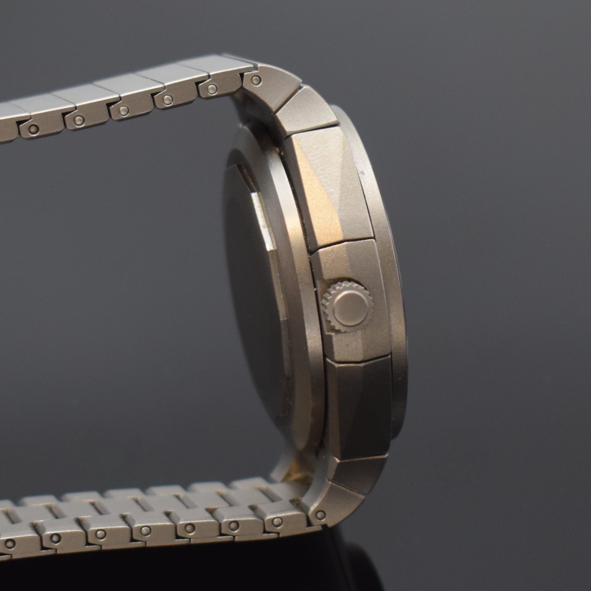 Detail c: IWC Porsche Design Armbandchronograph in Titan Referenz 3702, Schweiz um 1985, Automatik, Boden und Krone verschr., Gliederband m. Faltschl., ...
