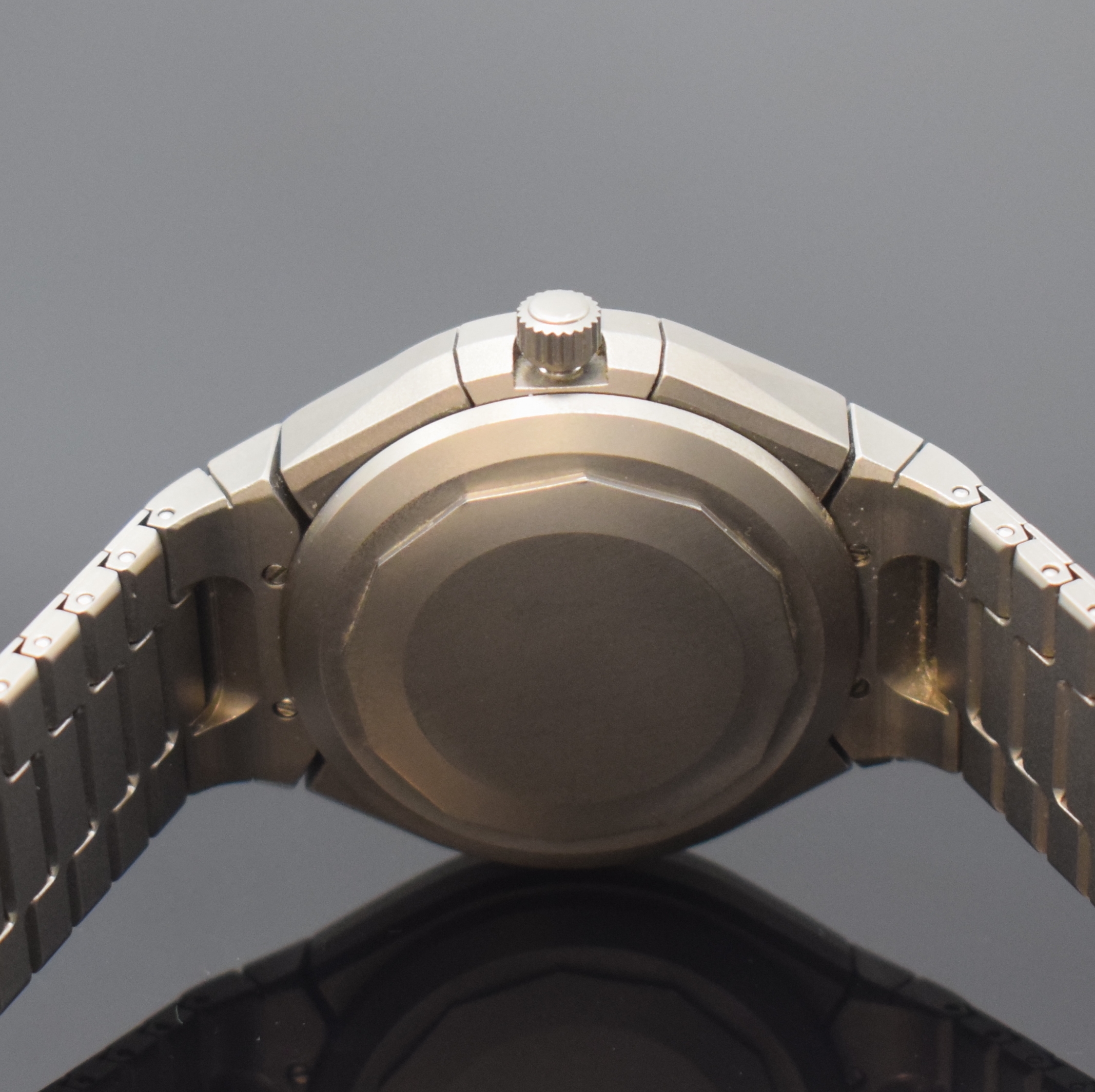 Detail d: IWC Porsche Design Armbandchronograph in Titan Referenz 3702, Schweiz um 1985, Automatik, Boden und Krone verschr., Gliederband m. Faltschl., ...