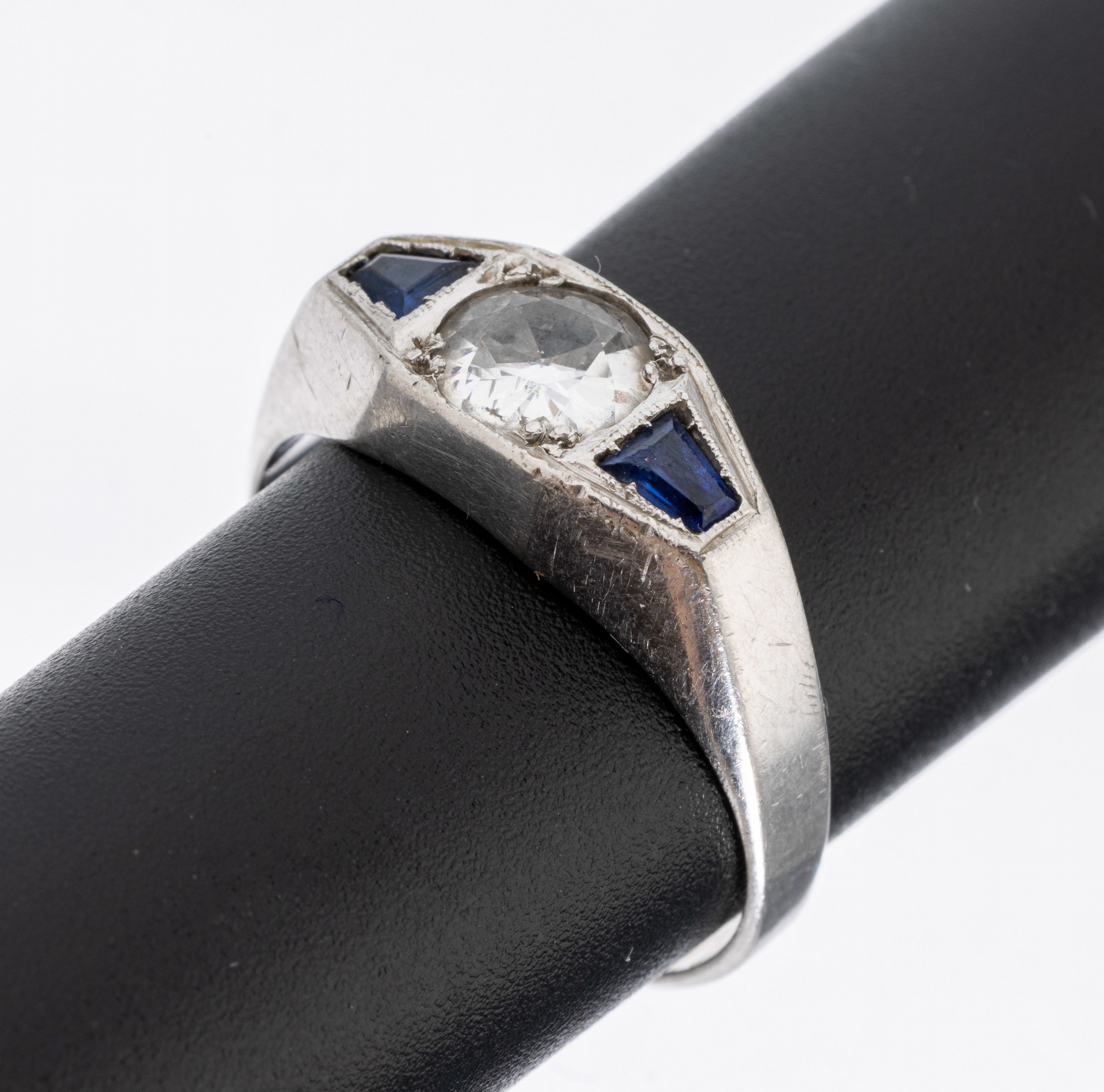 18 kt Gold Diamant-Saphir-Ring, WG 750/000,mittig Altschliffdiamant ca. 0.65 ct Weiß/p1, 2 Saphir-Trapeze zus. ca. 0.18 ct, RW 57, ca. 8.1 g