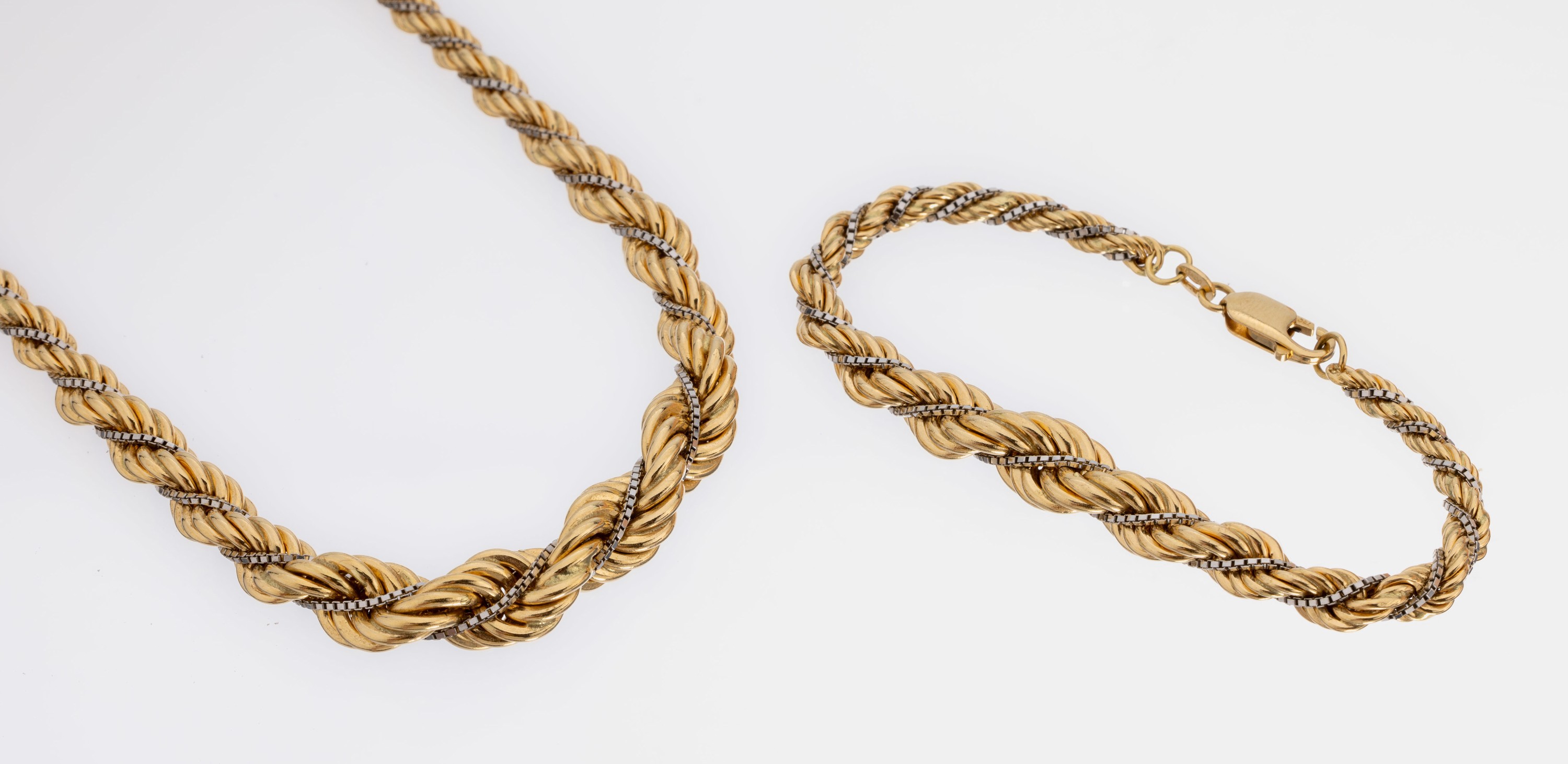 18 kt Gold Schmuckset, GG/WG 750/000, best. aus: Collier und Armband, Kordelmuster, L. ca. 19.5 und 50 cm, Karabinerschließe, ca. 51.6 g