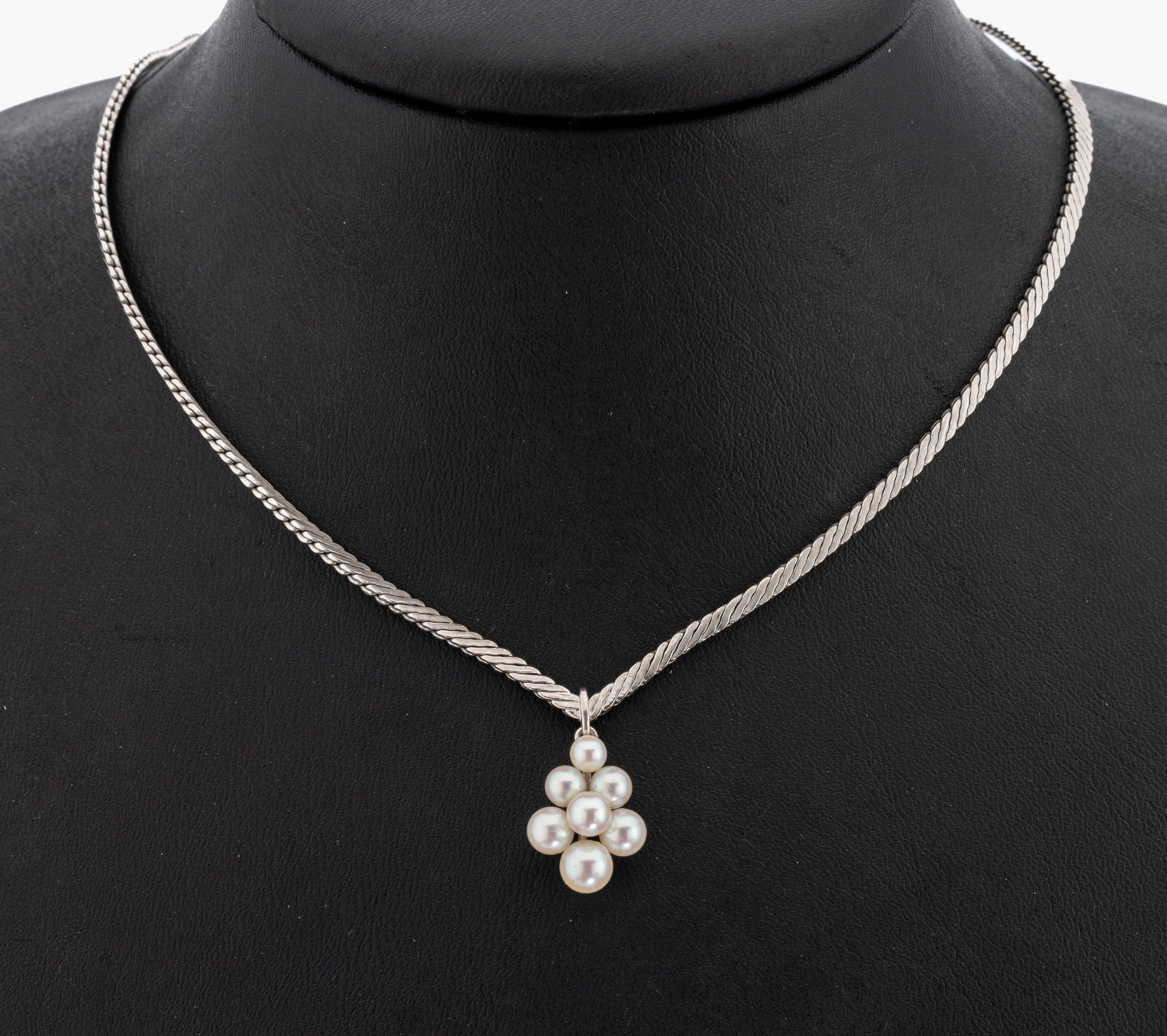 18 kt Gold Zuchtperl-Collier, WG 750/000, sat., Abhängung traubenförmig besetzt mit 7 Zuchtperlen, bewegl., L. ca. 38 cm, Kastenschloss mit ...