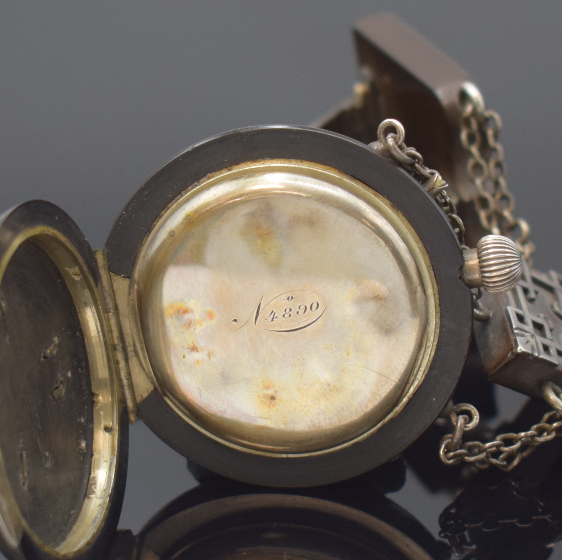 Detail b: CH's OUDIN Chatelain-Uhr in Silber/Gagat, Frankreich um 1860, Kronenaufzug, Gagat- Scharniergeh. m. Silber-Montierungen, an kurzem Chatelain aus ...