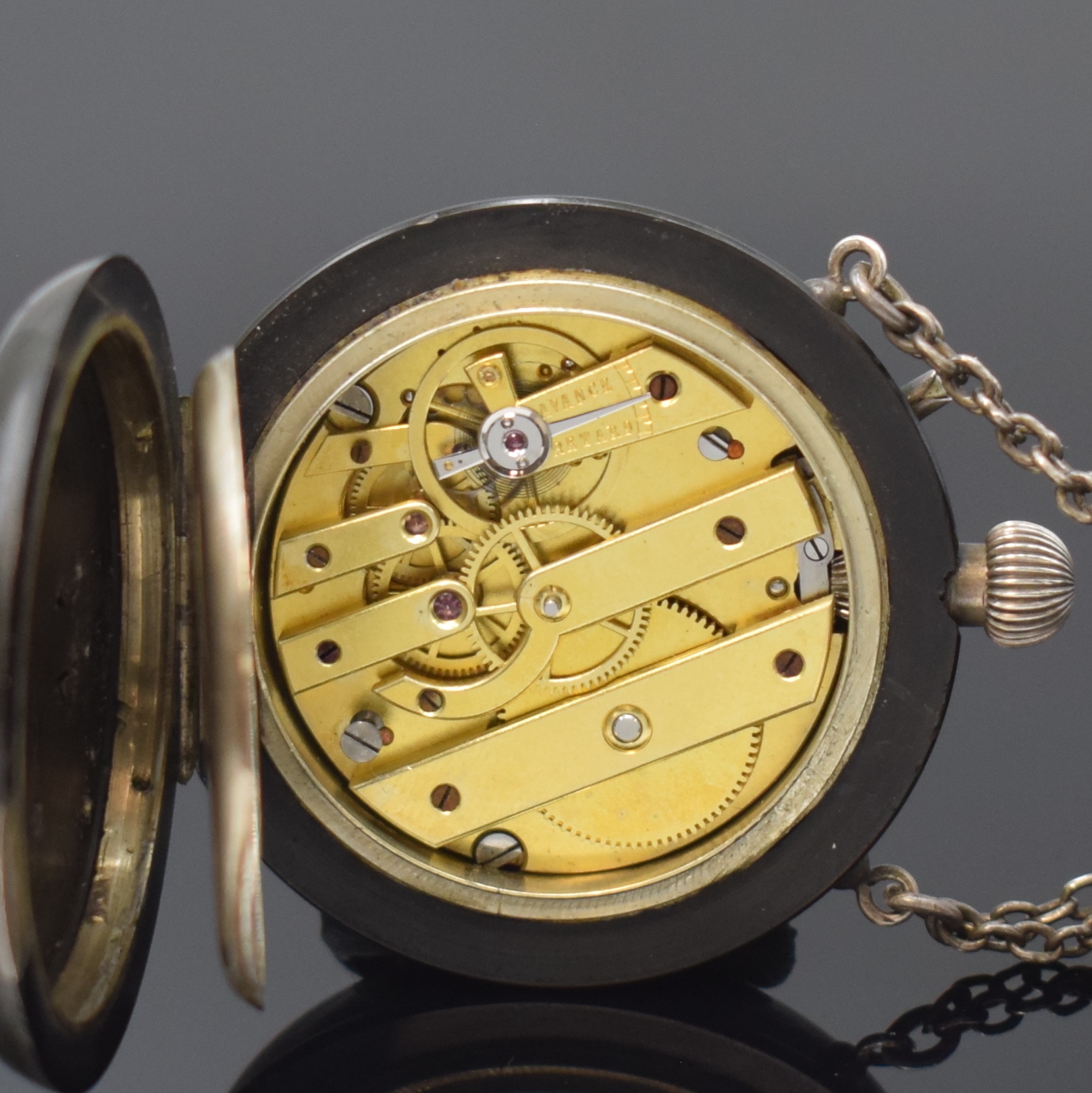 Detail c: CH's OUDIN Chatelain-Uhr in Silber/Gagat, Frankreich um 1860, Kronenaufzug, Gagat- Scharniergeh. m. Silber-Montierungen, an kurzem Chatelain aus ...