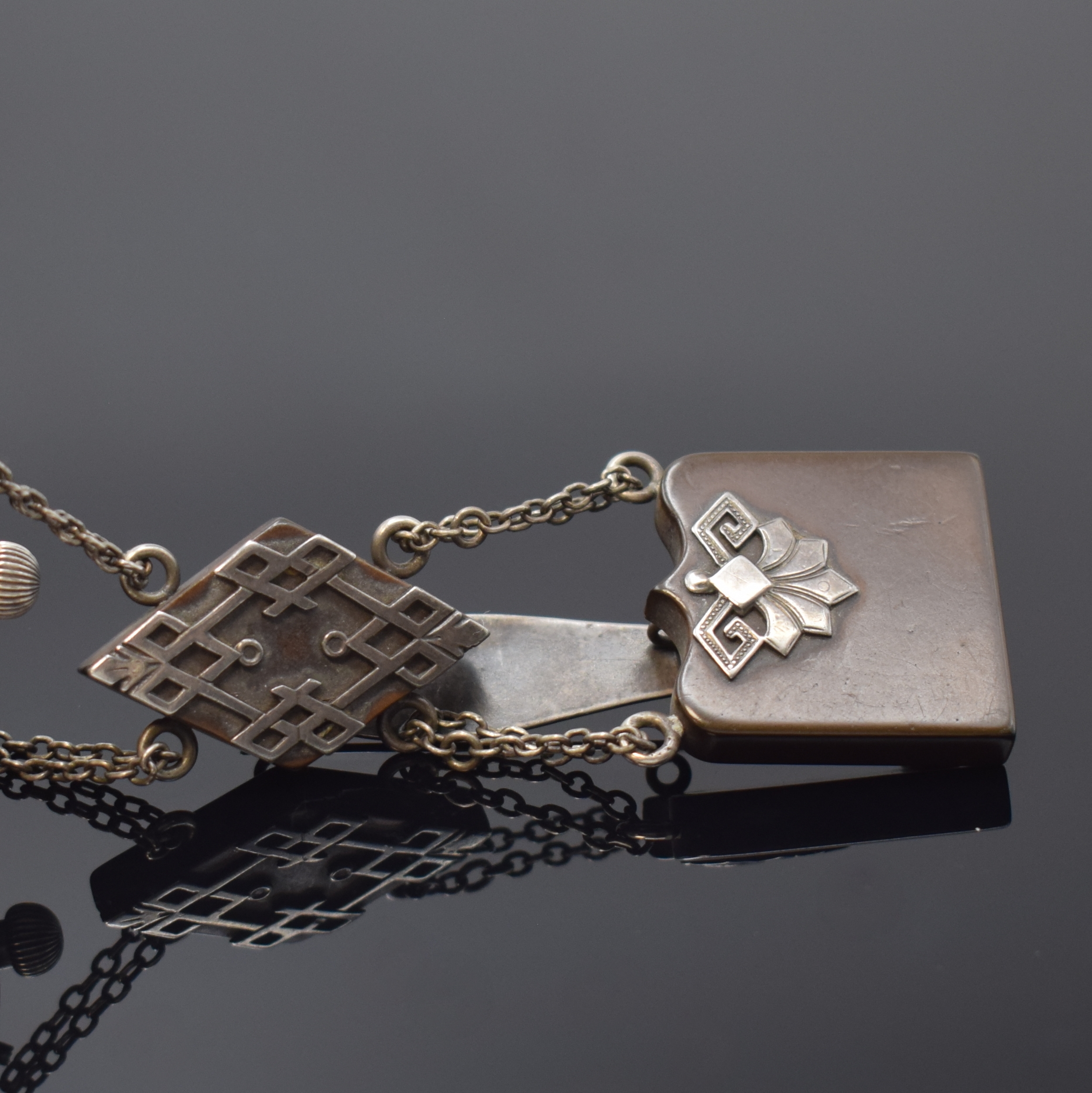 Detail d: CH's OUDIN Chatelain-Uhr in Silber/Gagat, Frankreich um 1860, Kronenaufzug, Gagat- Scharniergeh. m. Silber-Montierungen, an kurzem Chatelain aus ...