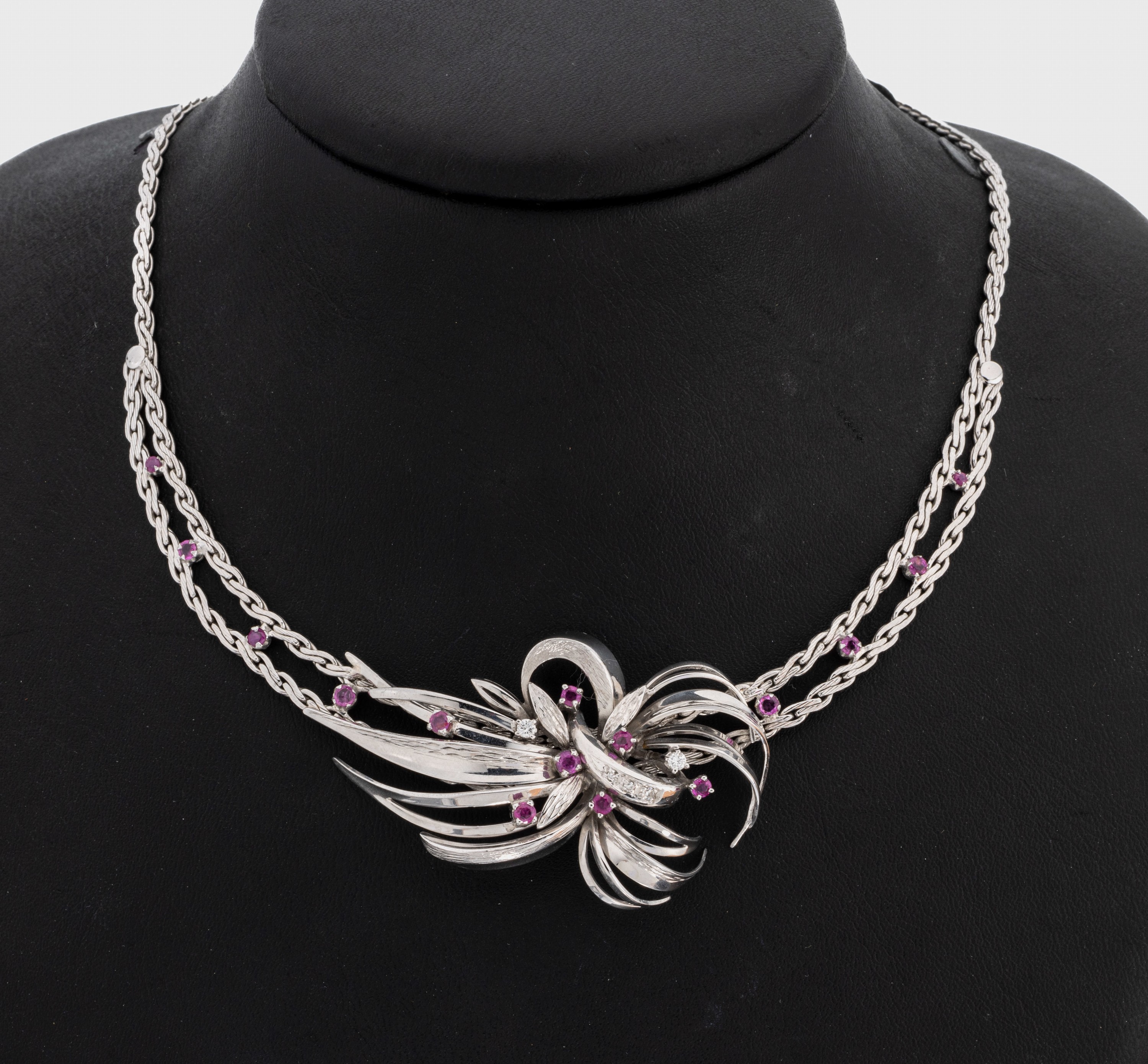 14 kt Gold Rubin-Diamant-Collier, WG 585/000, 15 rundfacett. Rubine zus. ca. 0.75 ct, 2 Brillanten und 3 8/8-Diamanten zus. ca. 0.12 ct Weiß/si, ...