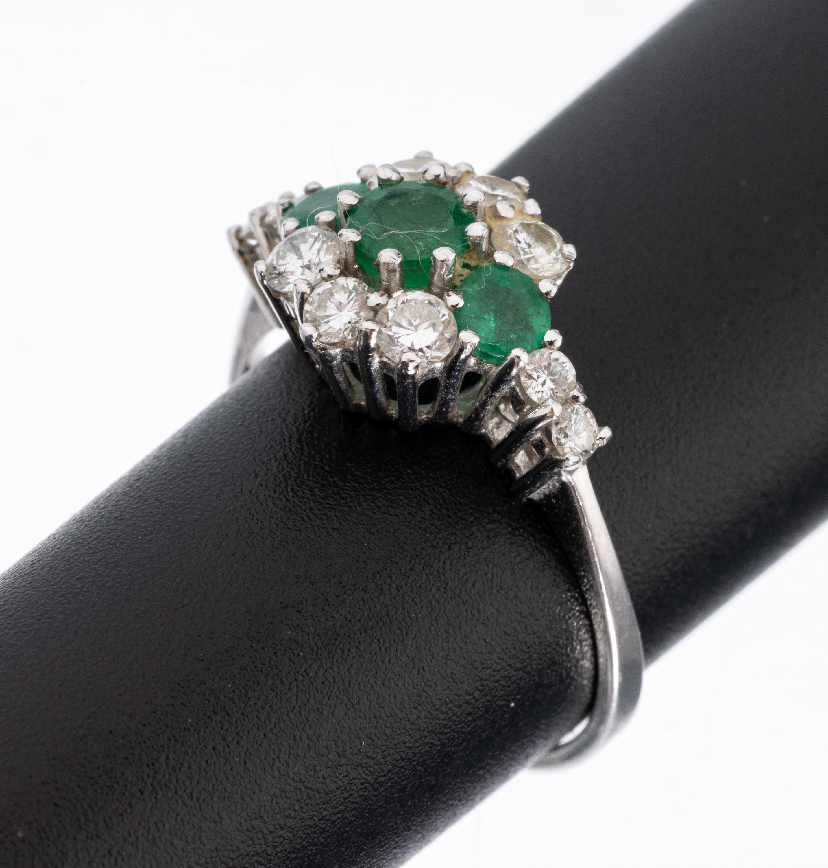 14 kt Gold Smaragd-Brillant-Ring, WG 585/000, 3 rundfacett. Smaragde zus. ca. 0.35 ct, 10 Brillanten zus. ca. 0.50 ct Weiß/si, ca. 2.6 g, RW 55