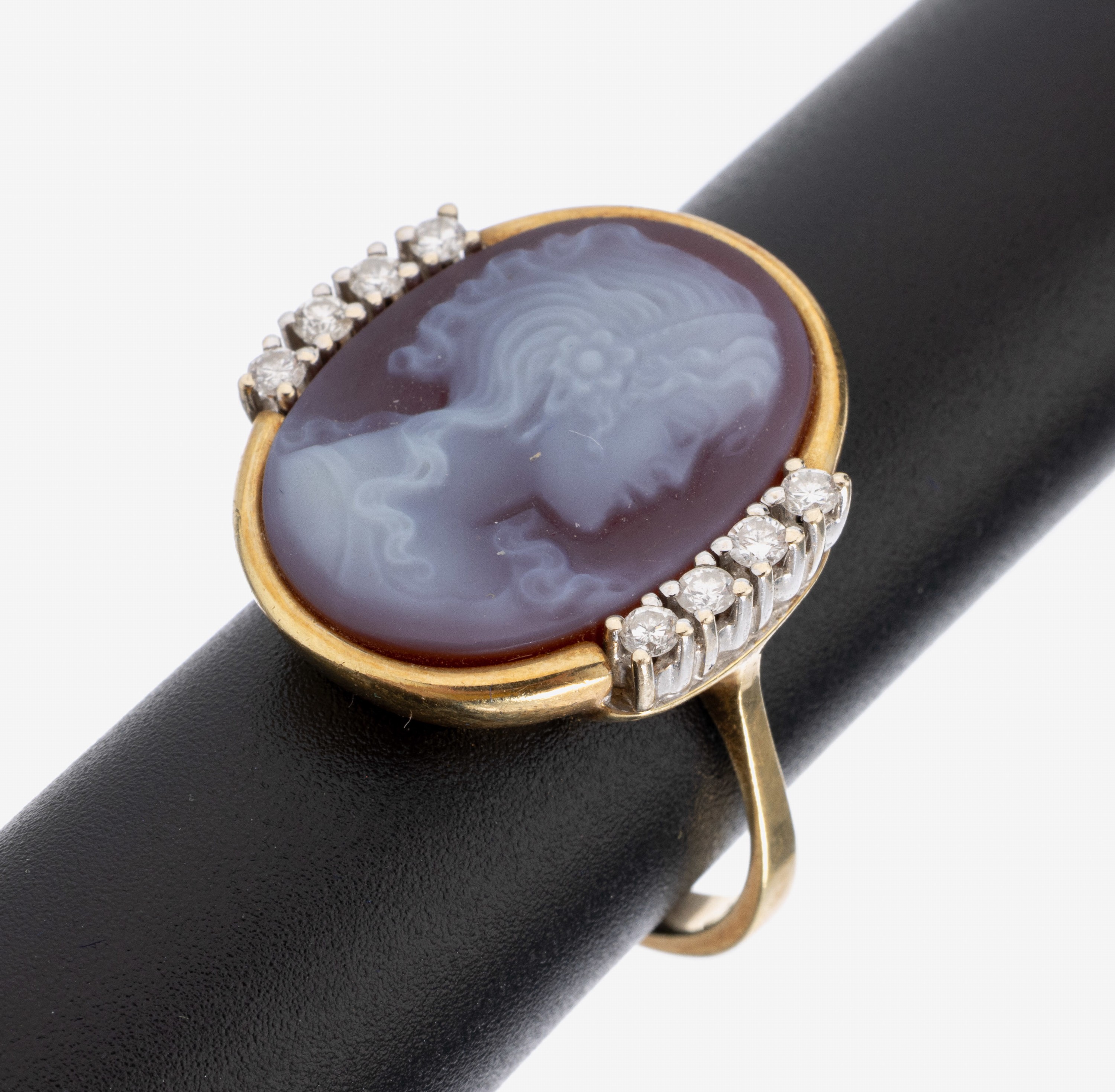 14 kt Gold Brillant-Kamee-Ring, GG 585/000,Karneol-Kamee, Darstellung eines Frauenportrait, 8 Brillanten zus. ca. 0.24 ct Weiß/si-p1, ca. 8.0 g, RW ...