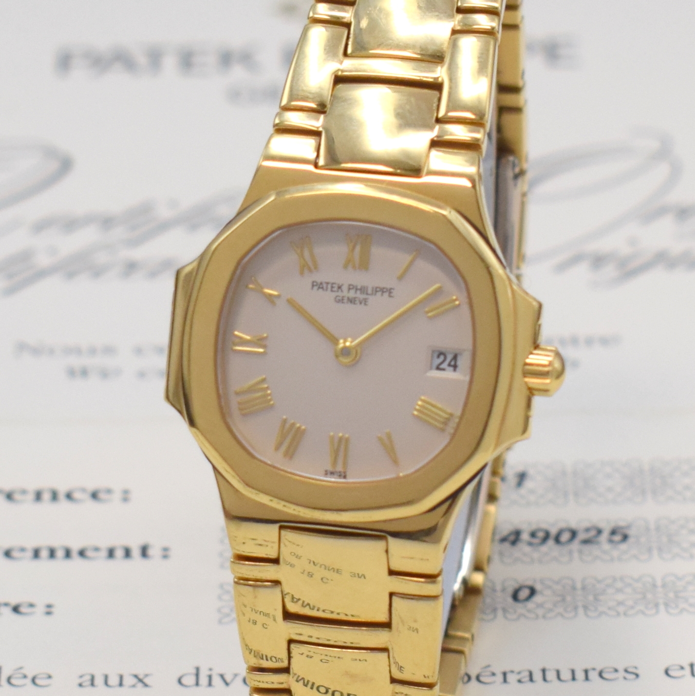 Detail a: PATEK PHILIPPE Nautilus feine Damenarmbanduhr in GG 750/000 Referenz 4700/51, quarz, seitl. über Lünette 4-fach verschr., Saphirglas, orig. ...