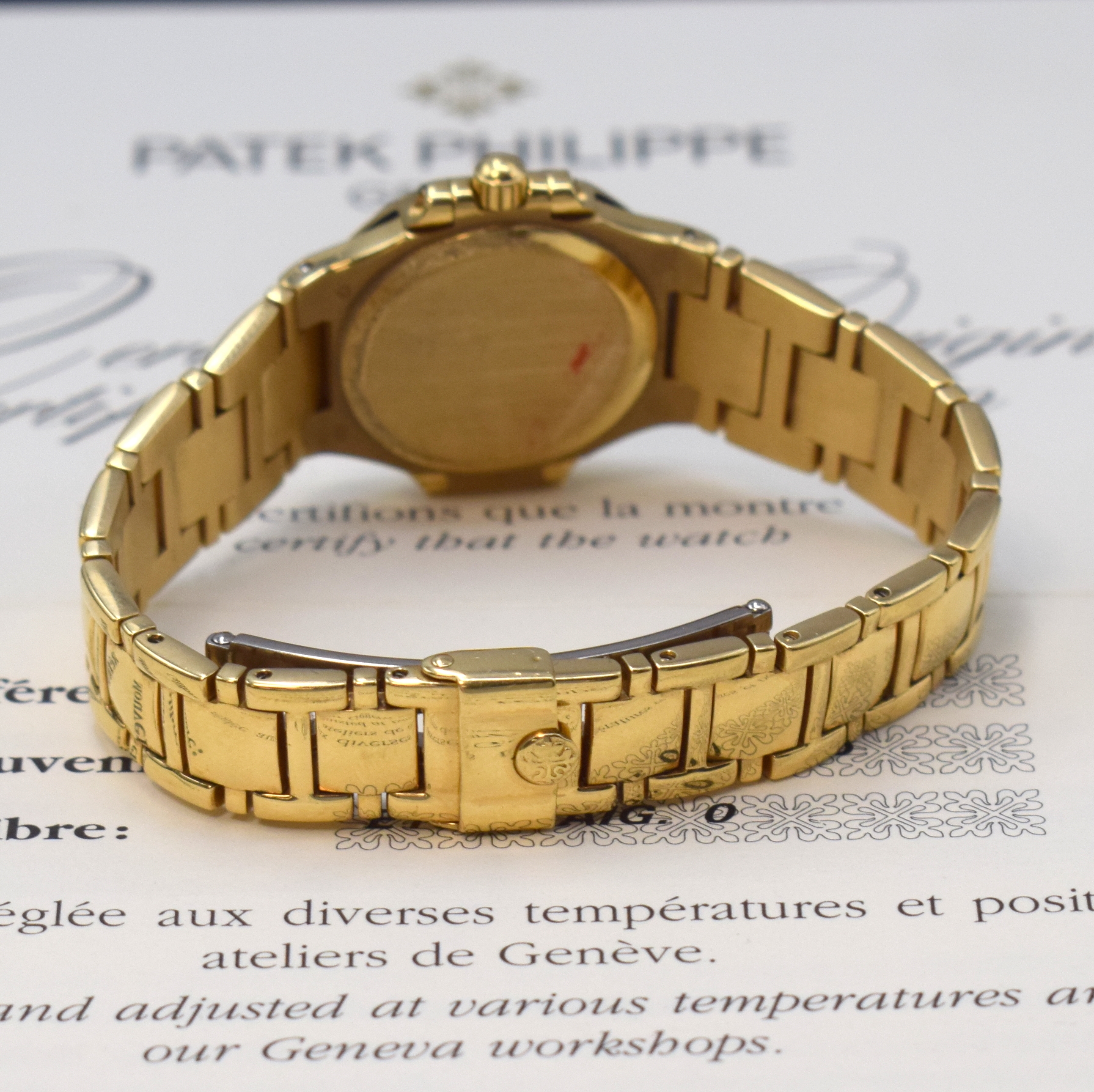 Detail b: PATEK PHILIPPE Nautilus feine Damenarmbanduhr in GG 750/000 Referenz 4700/51, quarz, seitl. über Lünette 4-fach verschr., Saphirglas, orig. ...