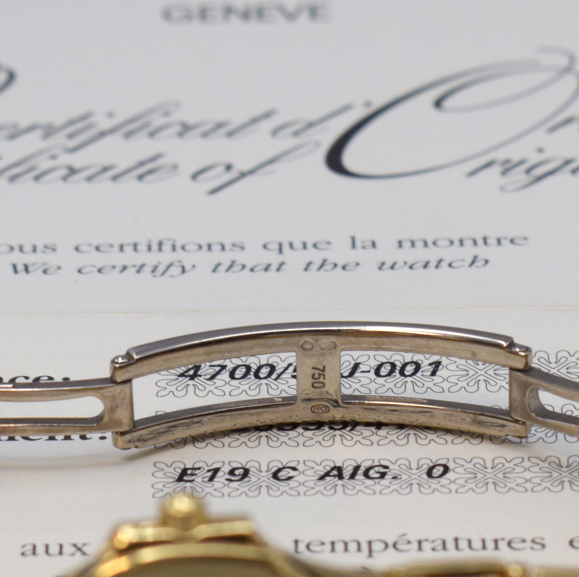 Detail c: PATEK PHILIPPE Nautilus feine Damenarmbanduhr in GG 750/000 Referenz 4700/51, quarz, seitl. über Lünette 4-fach verschr., Saphirglas, orig. ...