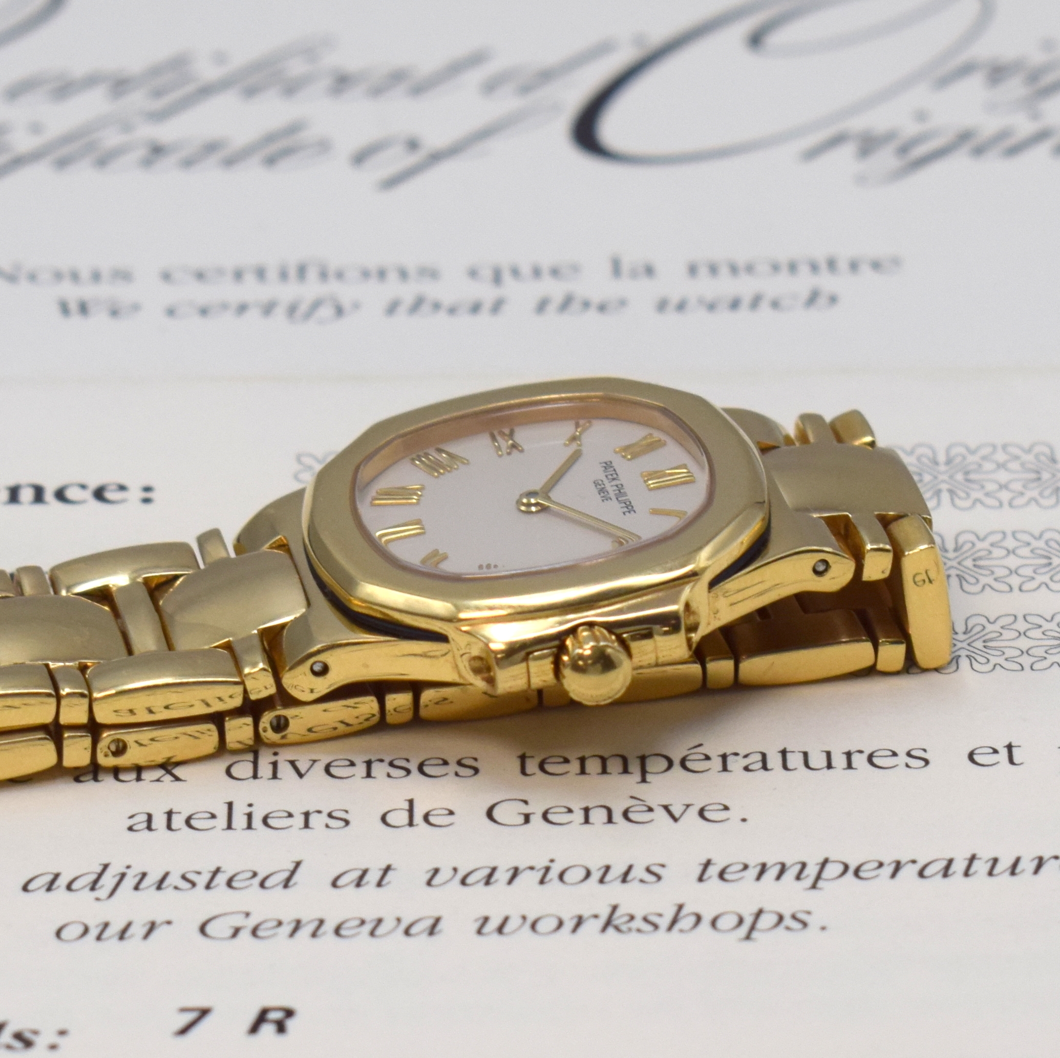Detail d: PATEK PHILIPPE Nautilus feine Damenarmbanduhr in GG 750/000 Referenz 4700/51, quarz, seitl. über Lünette 4-fach verschr., Saphirglas, orig. ...