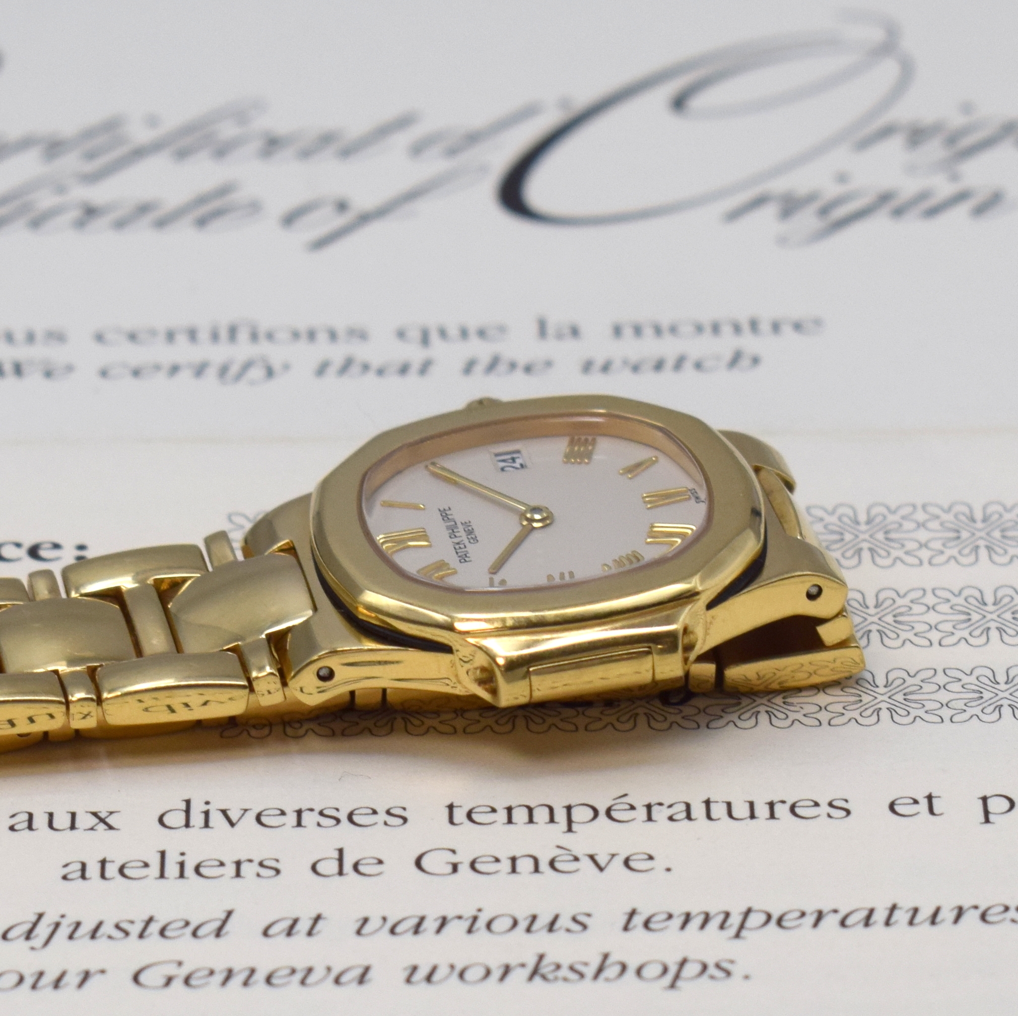 Detail e: PATEK PHILIPPE Nautilus feine Damenarmbanduhr in GG 750/000 Referenz 4700/51, quarz, seitl. über Lünette 4-fach verschr., Saphirglas, orig. ...