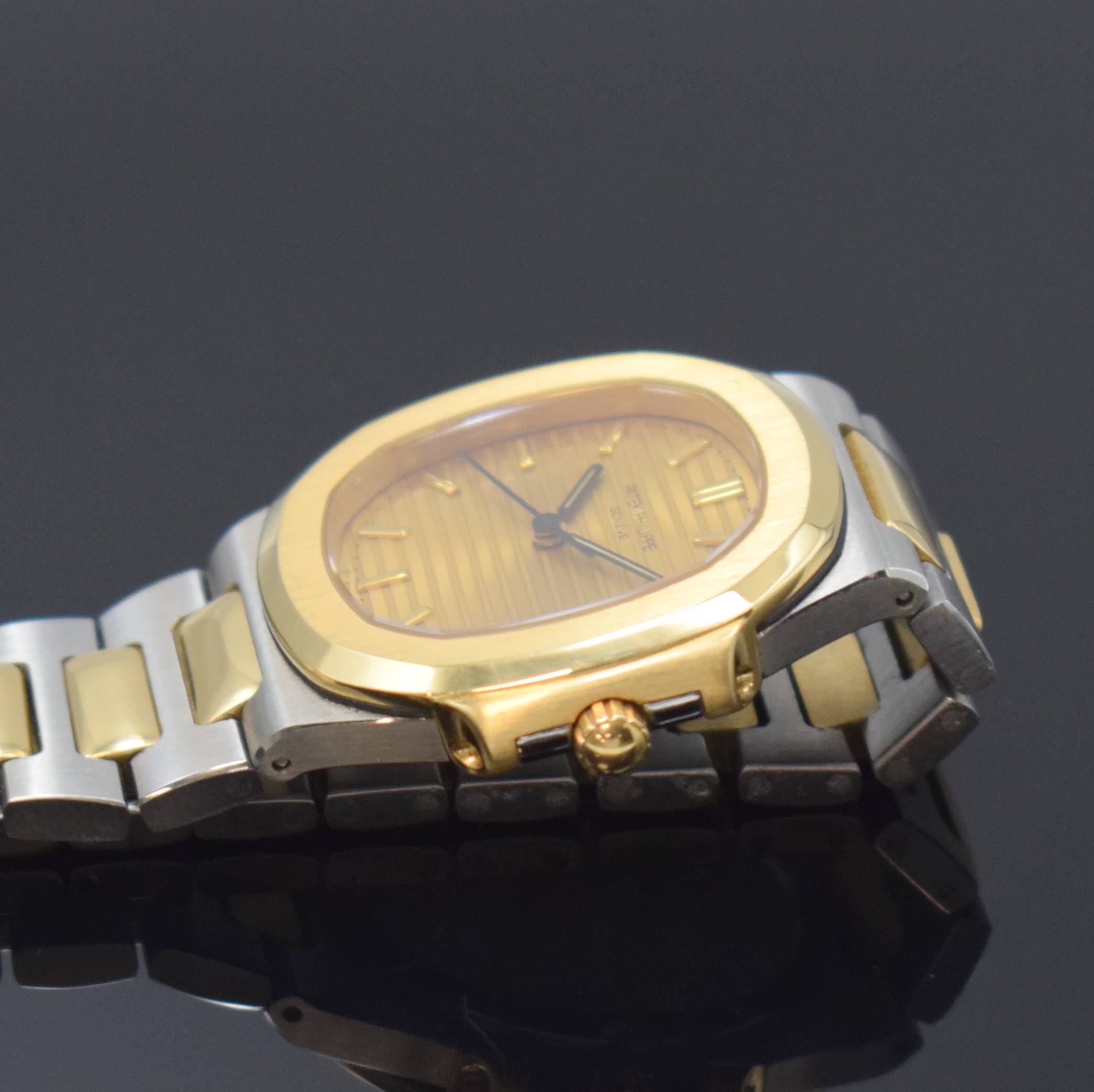 Detail d: PATEK PHILIPPE Mediumarmbanduhr Serie Nautilus Referenz 3900/1, 2 teil., seitlich 4-fach verschr. Geh. in Edelstahl/Gold kombiniert inkl. Gliederband ...
