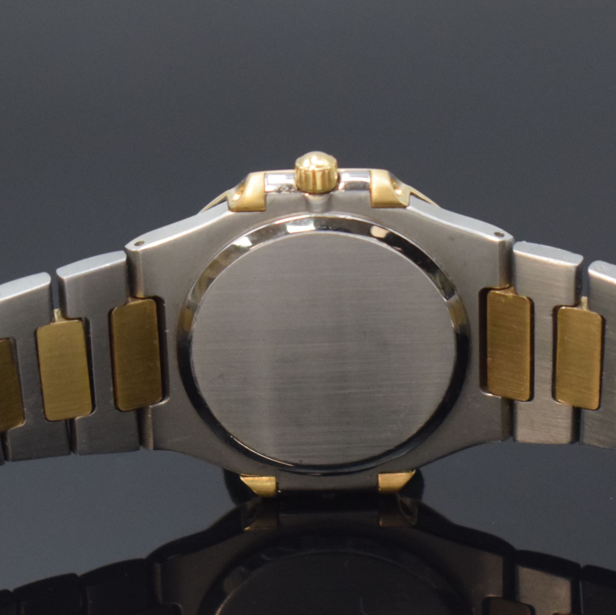 Detail e: PATEK PHILIPPE Mediumarmbanduhr Serie Nautilus Referenz 3900/1, 2 teil., seitlich 4-fach verschr. Geh. in Edelstahl/Gold kombiniert inkl. Gliederband ...