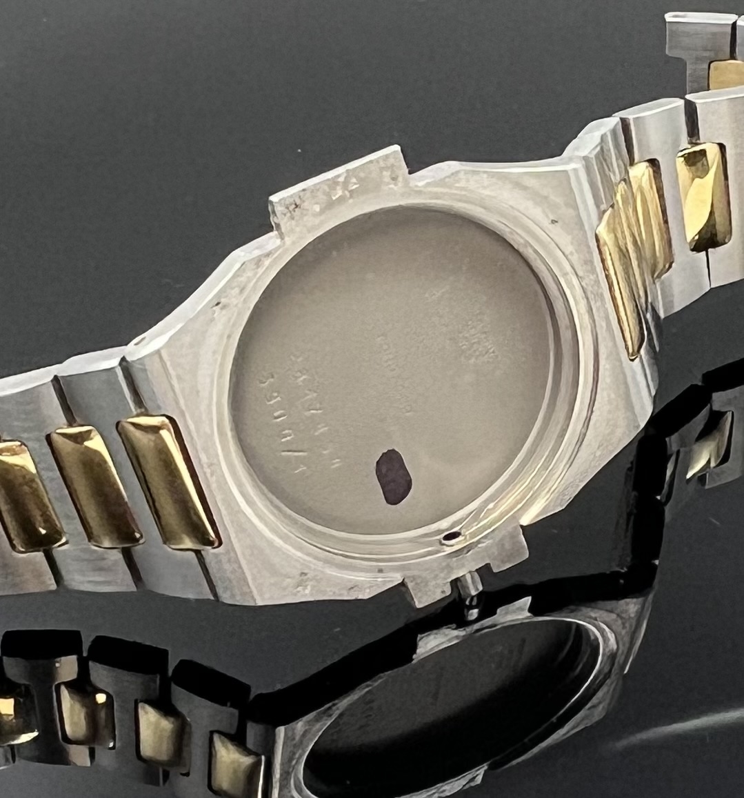 Detail f: PATEK PHILIPPE Mediumarmbanduhr Serie Nautilus Referenz 3900/1, 2 teil., seitlich 4-fach verschr. Geh. in Edelstahl/Gold kombiniert inkl. Gliederband ...