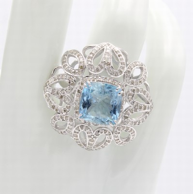 26858704a - Ring mit Aquamarin und Diamanten, 925er Silber, ornamentreicher Ringkopf, viereck., fac. ...