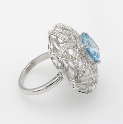 26858704b - Ring mit Aquamarin und Diamanten, 925er Silber, ornamentreicher Ringkopf, viereck., fac. ...