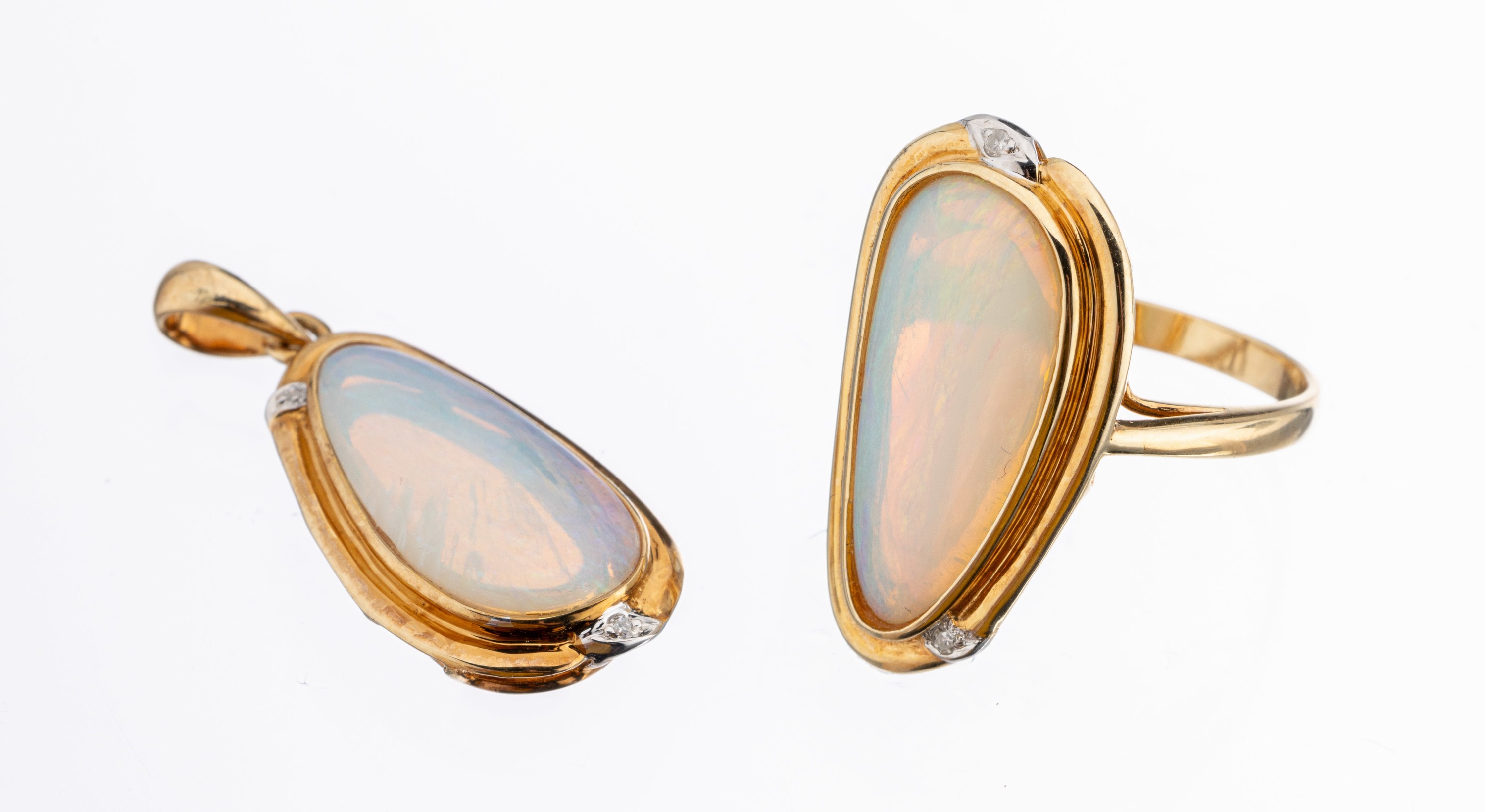 14 kt Gold Opal-Diamant-Schmuckset, GG 585/000, best. aus: 1 Ring, RW 54, ovaler Opal-Cabochon ca. 3.50 ct, 2 8/8-Diamanten zus. ca. 0.01 ct ...