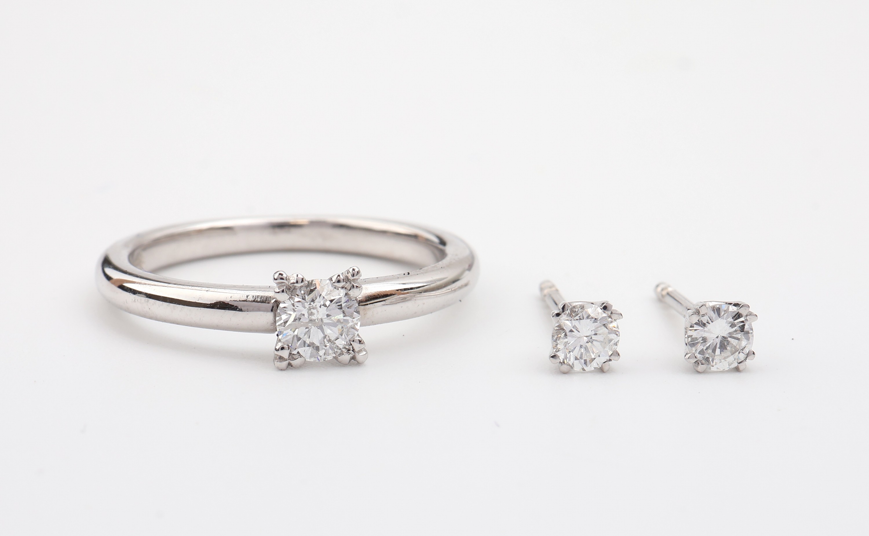 14 kt Gold Brillant-Schmuckset, WG 585/000,best. aus: 1 Ring, RW 56, einzelner Brillant ca. 0.30 ct feines Weiß/p1 und 1 Paar Ohrstecker 2 ...