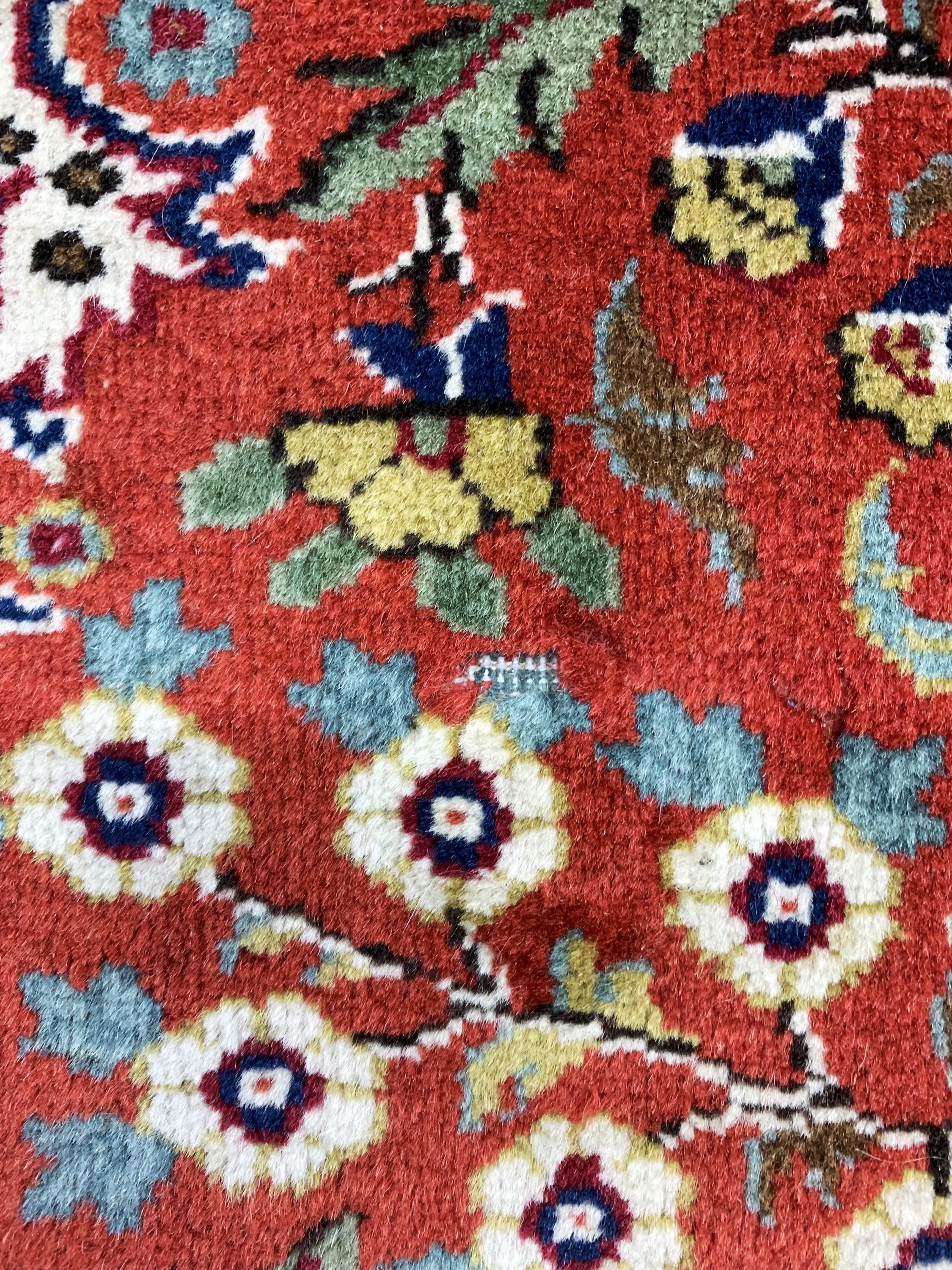 Detail f: Sivas alt, Türkei, Mitte 20.Jhd, Wolle auf Baumwolle, ca. 303 x 208 cm, EHZ: 2, (kleine Mottenfrass Stelle)